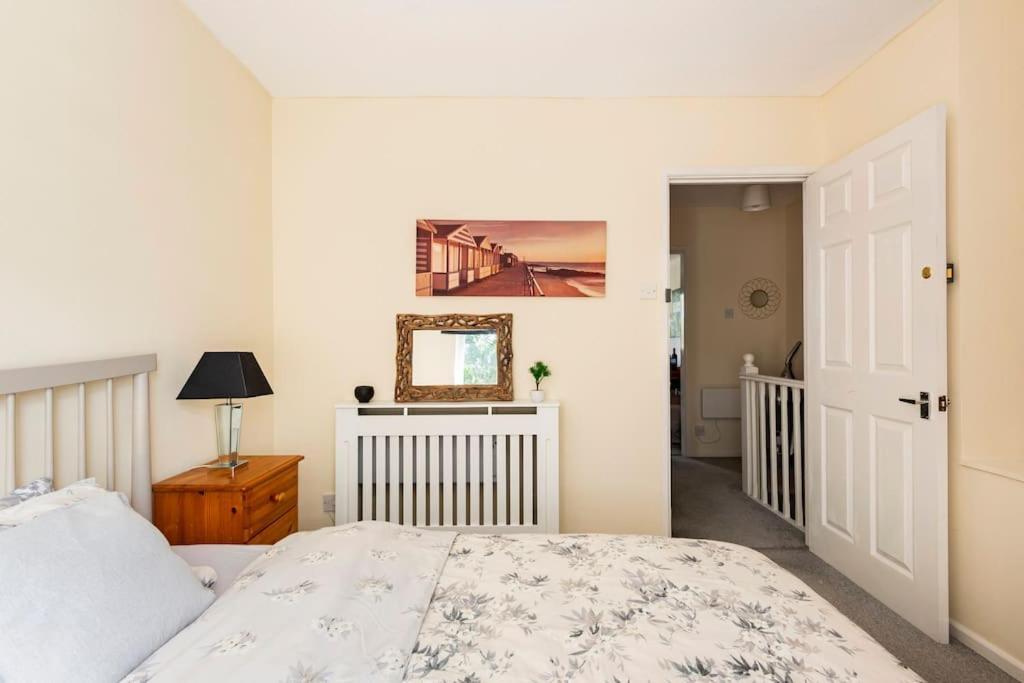 Charming Entire 2-bedroom House In * Milton Keynes
