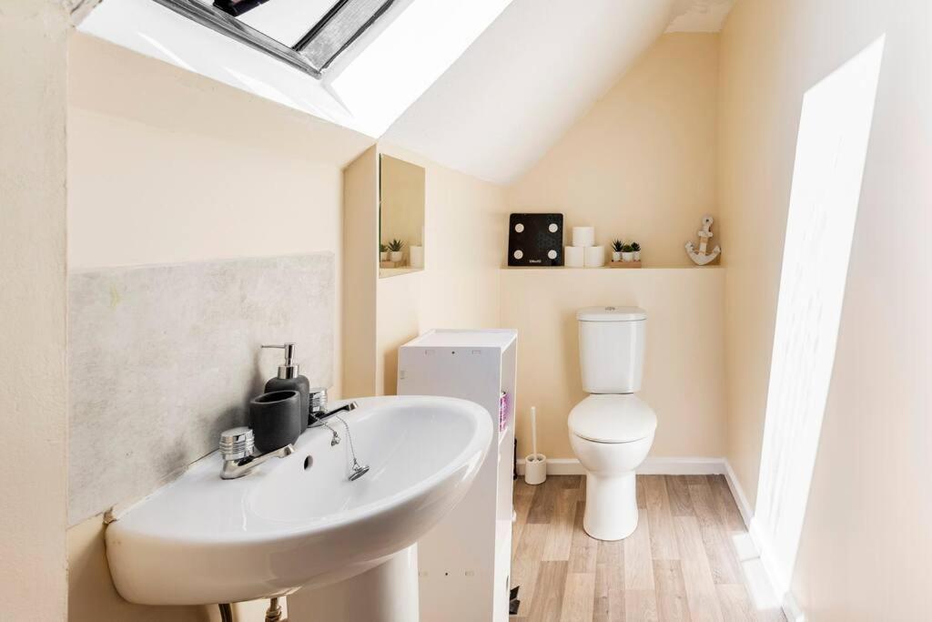 Charming Entire 2-bedroom House In Milton Keynes