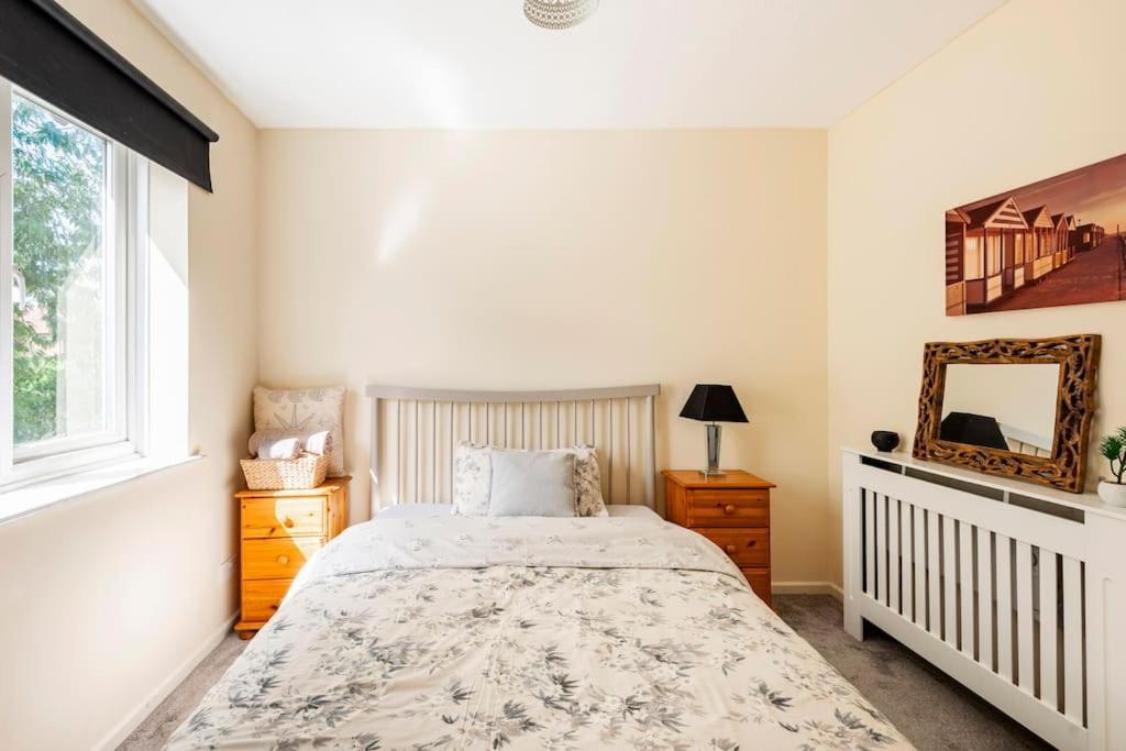 Charming Entire 2-bedroom House In * Milton Keynes