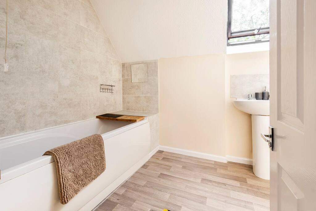 Charming Entire 2-bedroom House In Holiday home Milton Keynes