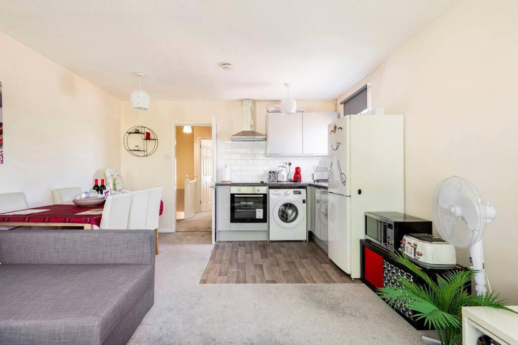 Charming Entire 2-bedroom House In Holiday home *