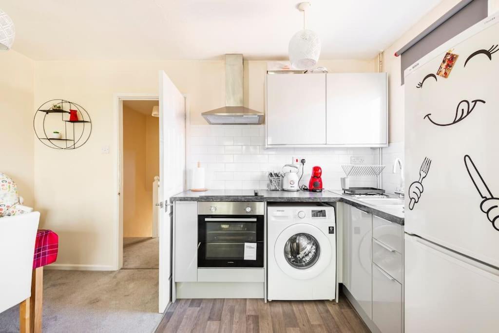 Charming Entire 2-bedroom House In Holiday home *