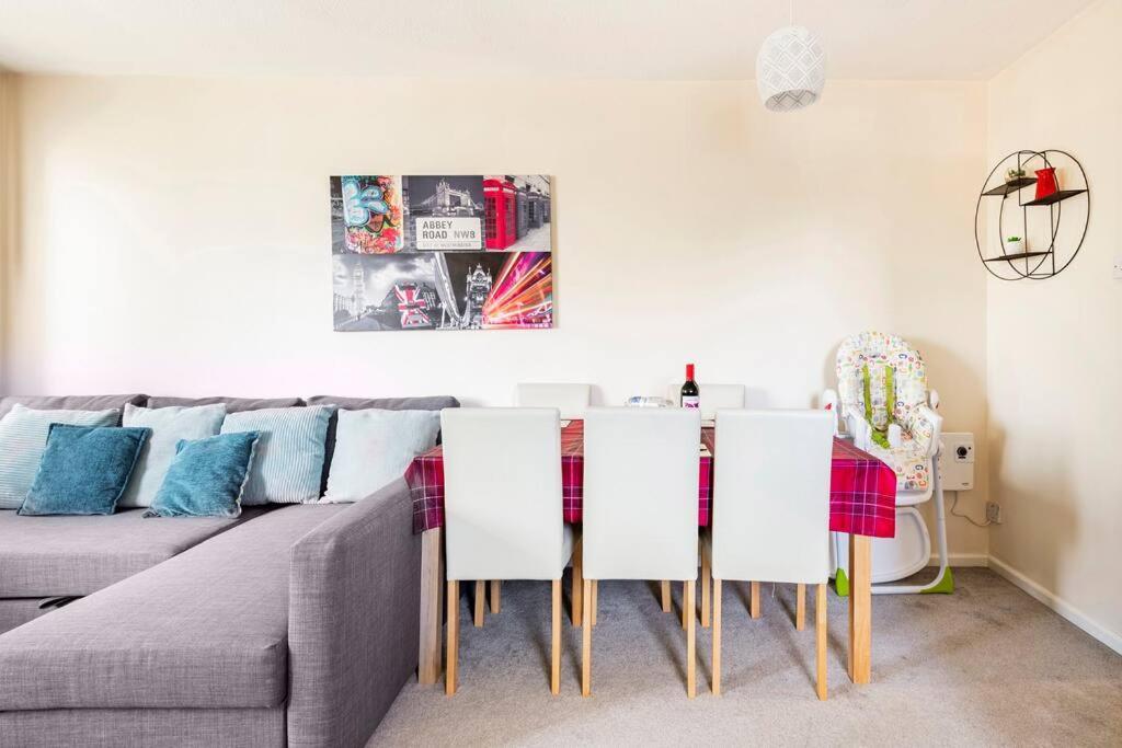 Charming Entire 2-bedroom House In * Milton Keynes
