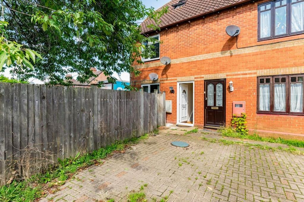 Charming Entire 2-bedroom House In Holiday home *