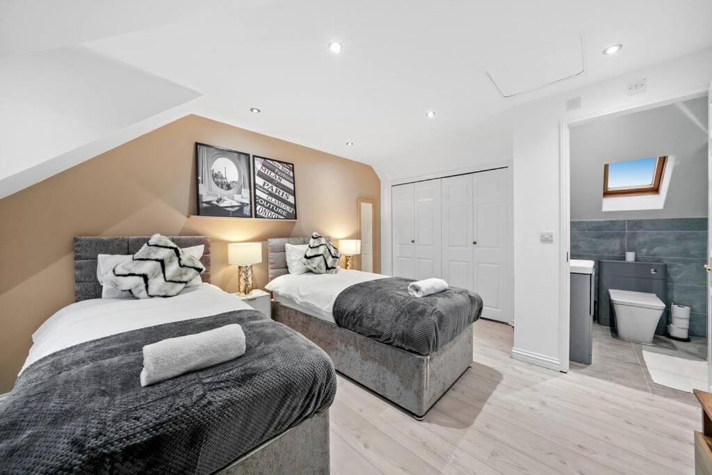 Luxury House With Pool Table, Sky Tv, Netflix, Fast Wifi, Garden & Free Parking By Yoko Holiday home *