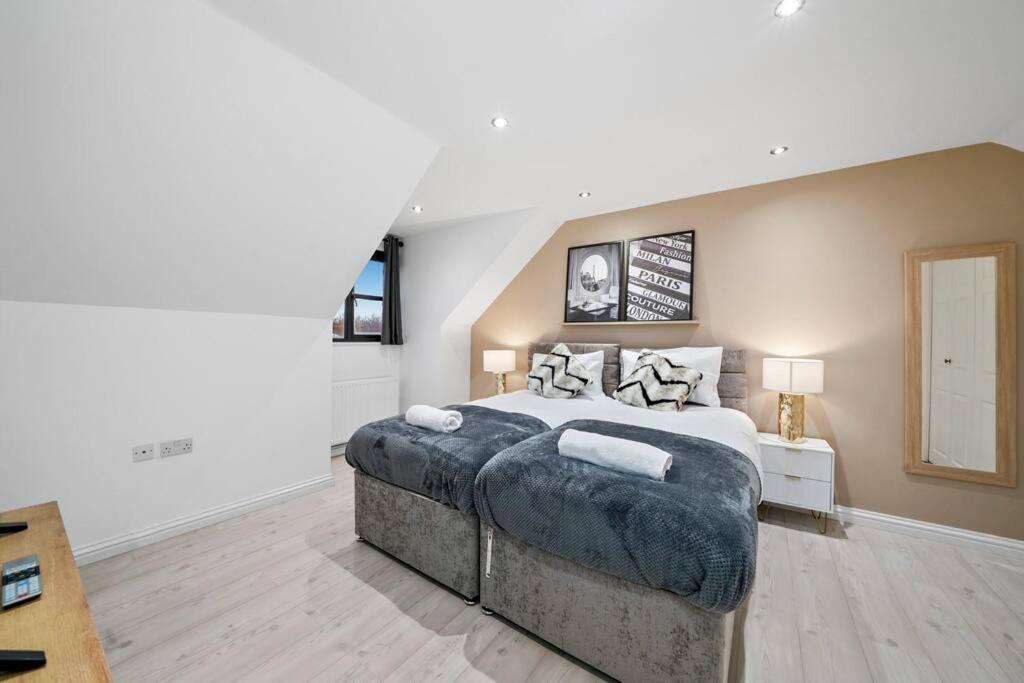 Luxury House With Pool Table, Sky Tv, Netflix, Fast Wifi, Garden & Free Parking By Yoko Holiday home Milton Keynes