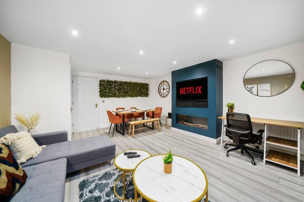 Luxury House With Pool Table, Sky Tv, Netflix, Fast Wifi, Garden & Free Parking By Yoko Milton Keynes