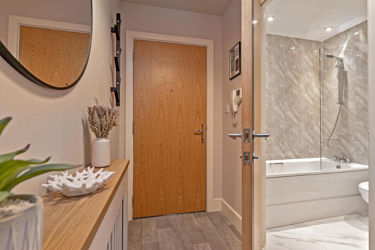 The Juke Box Suite: Centre With Parking * Milton Keynes