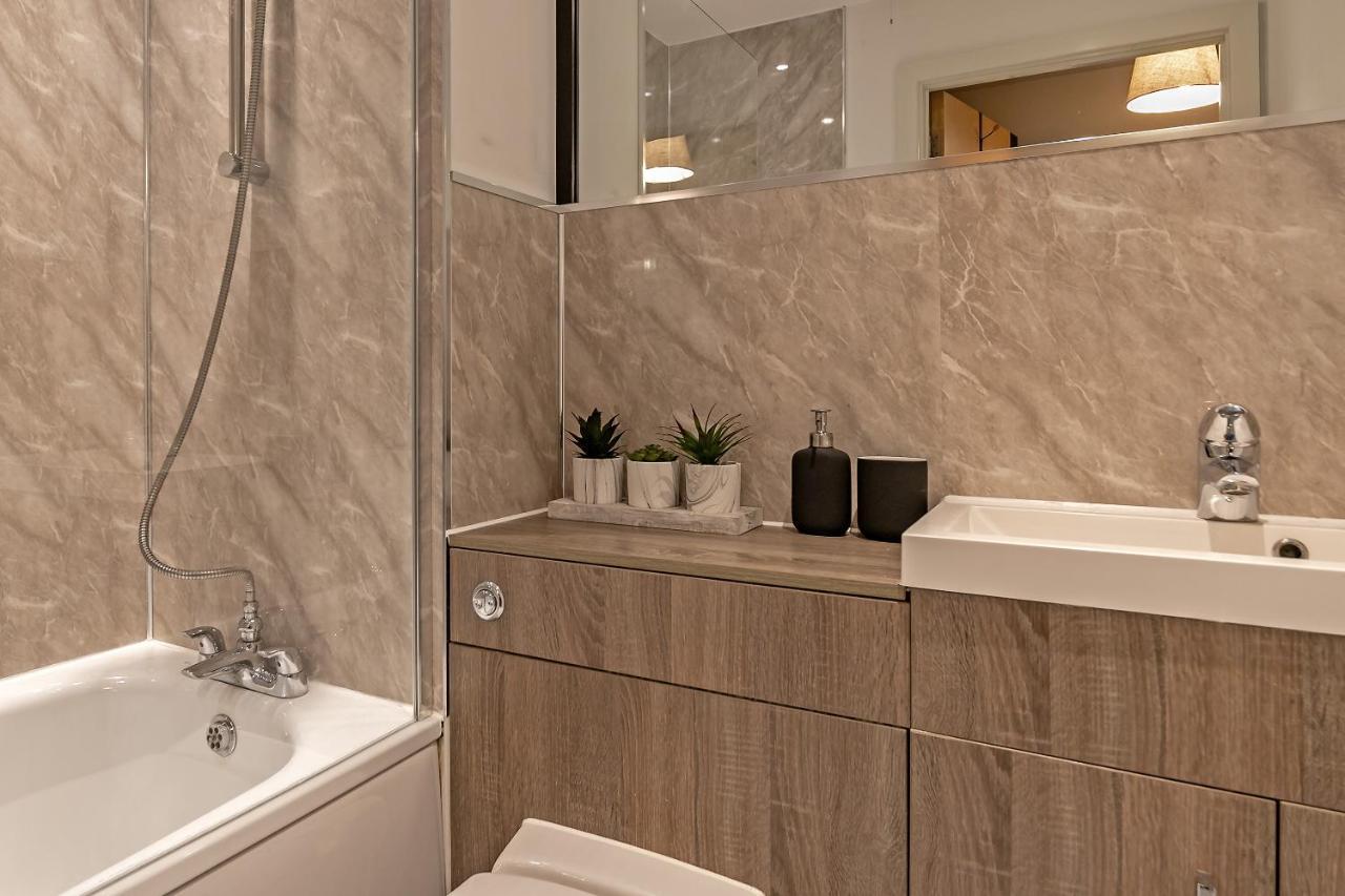 Apartment The Juke Box Suite: Centre With Parking Milton Keynes
