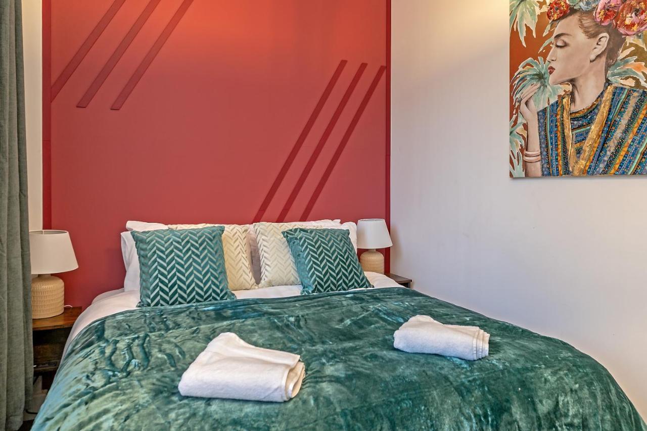 The Juke Box Suite: Centre With Parking Apartment *