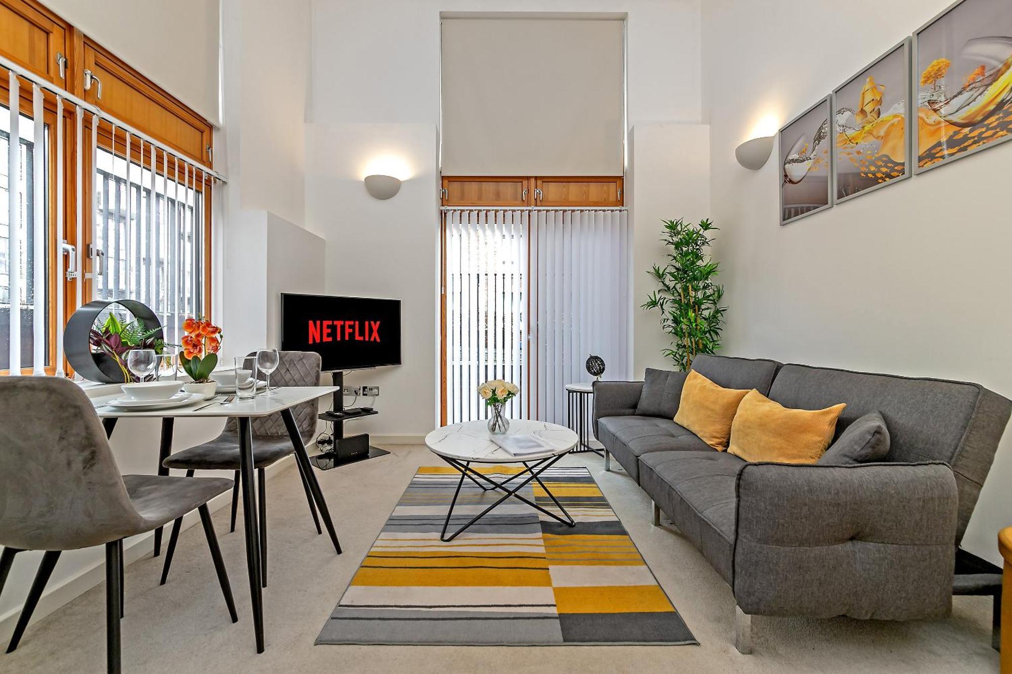 Apartment Urban Oasis: Stylish 2-bedroom With Patio Near City Centre *