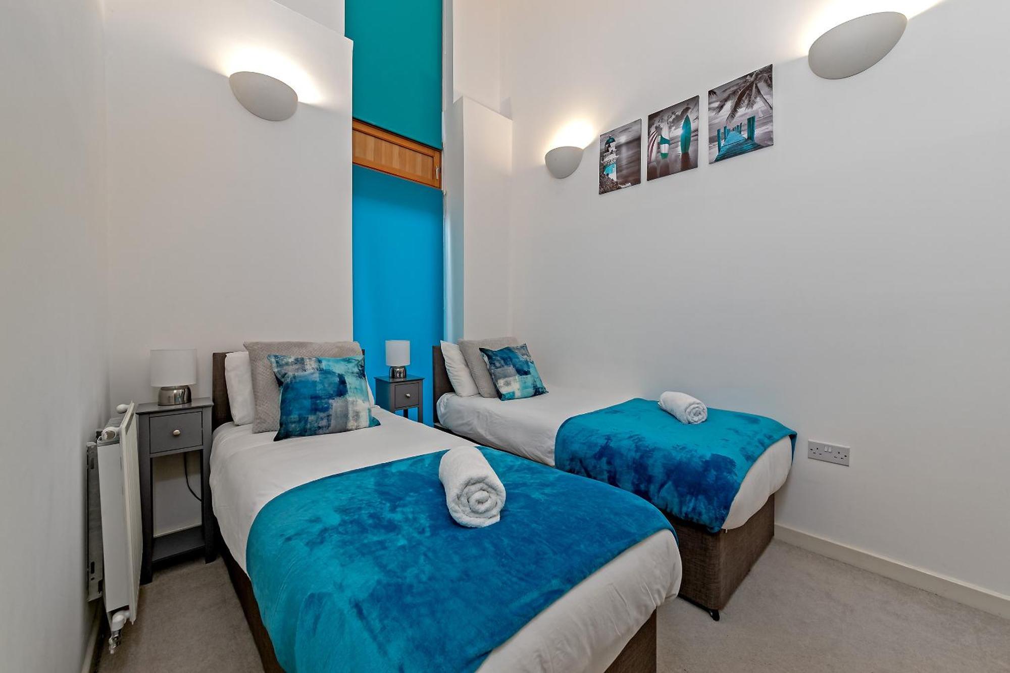 Urban Oasis: Stylish 2-bedroom With Patio Near City Centre *