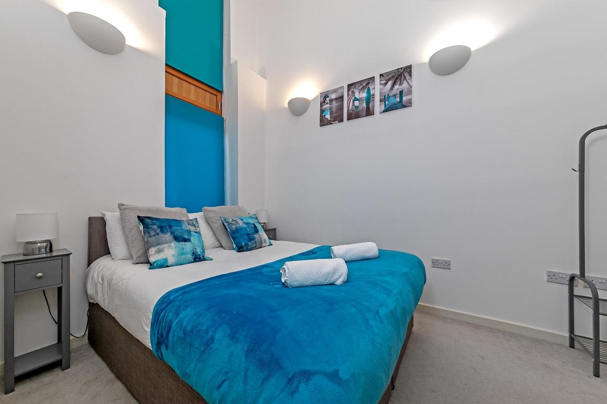 Urban Oasis: Stylish 2-bedroom With Patio Near City Centre Apartment Milton Keynes