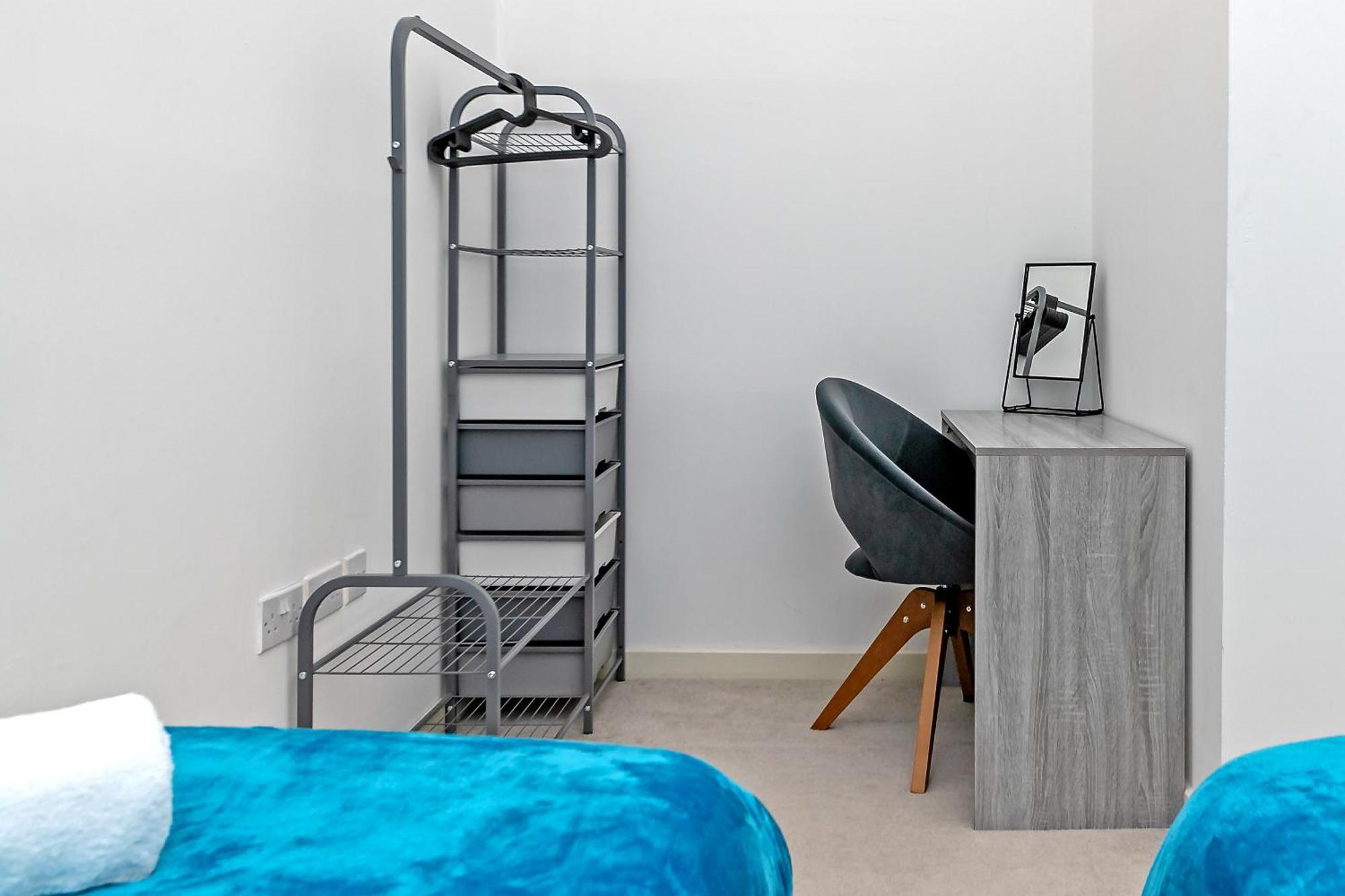 Urban Oasis: Stylish 2-bedroom With Patio Near City Centre