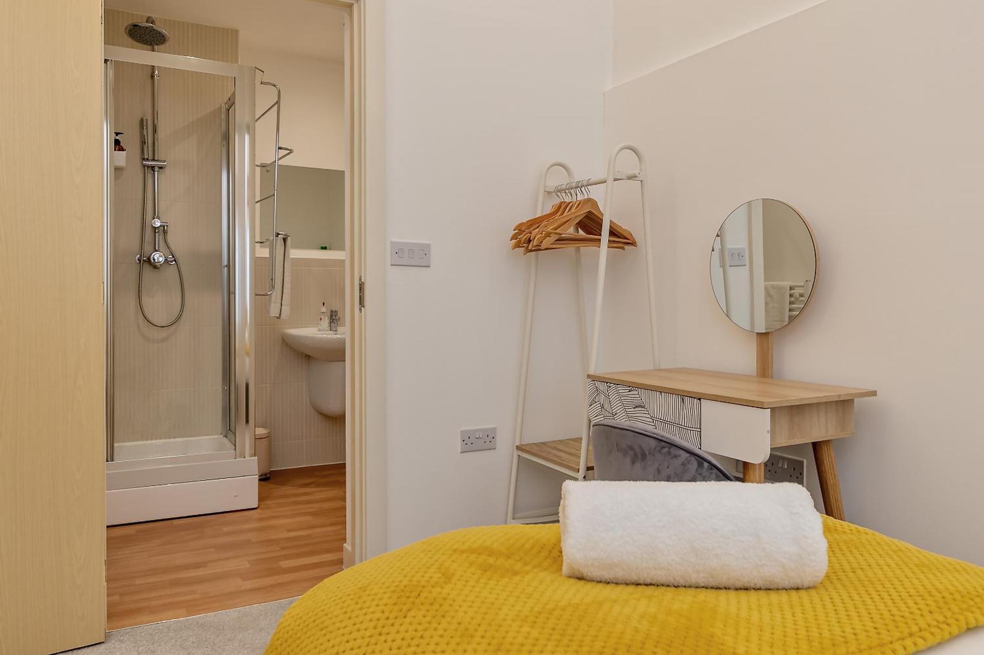 Apartment Urban Oasis: Stylish 2-bedroom With Patio Near City Centre *