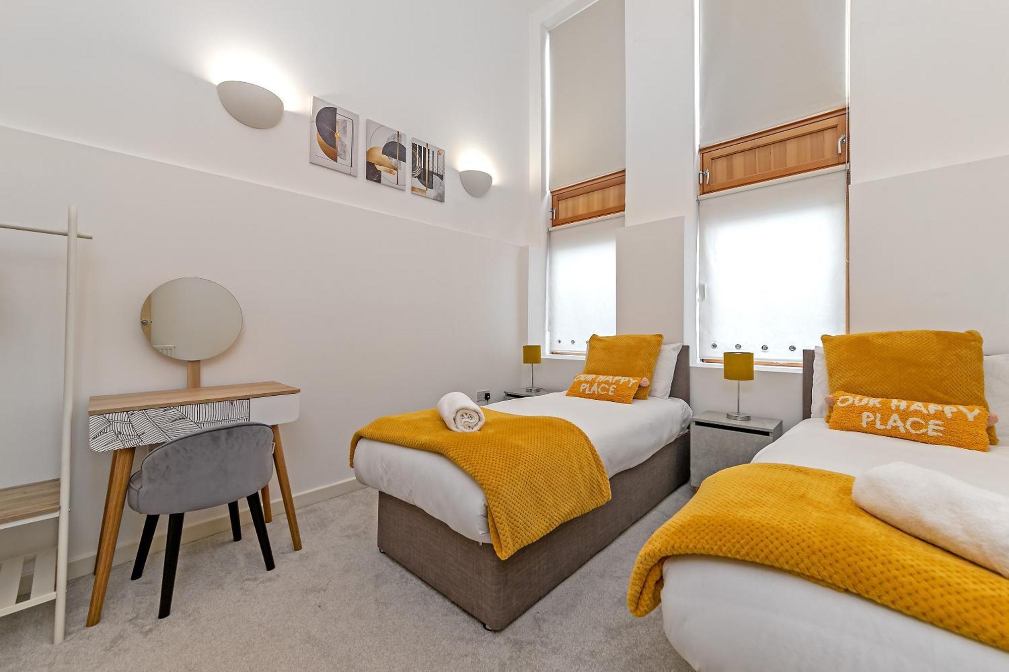 Urban Oasis: Stylish 2-bedroom With Patio Near City Centre *