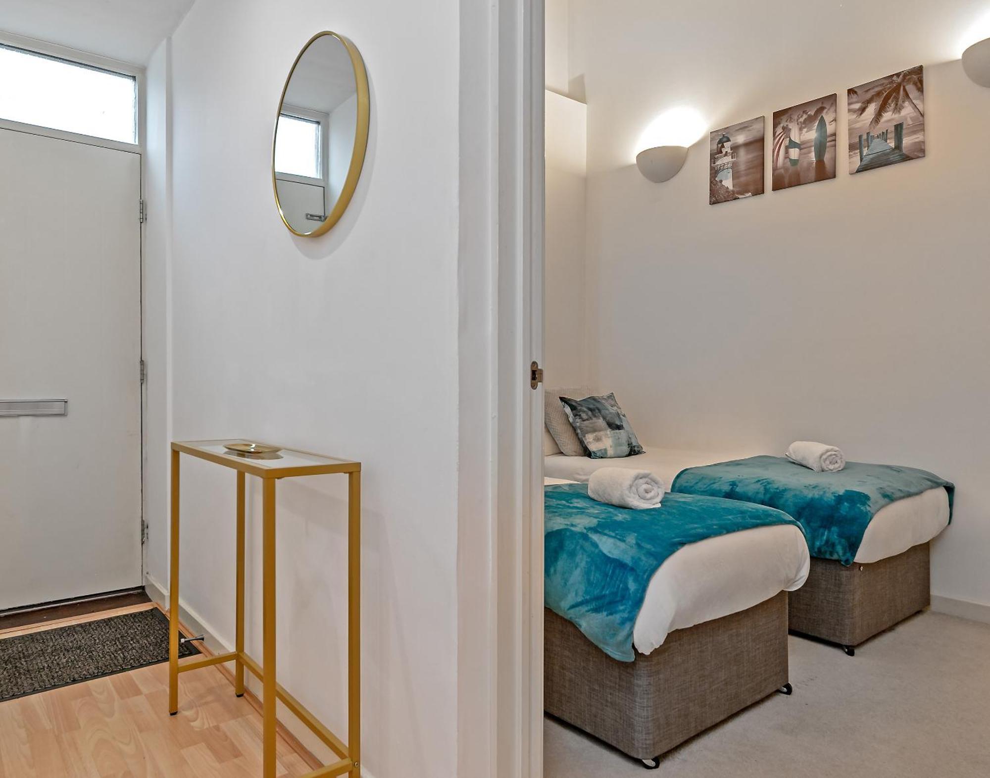 Urban Oasis: Stylish 2-bedroom With Patio Near City Centre Apartment
