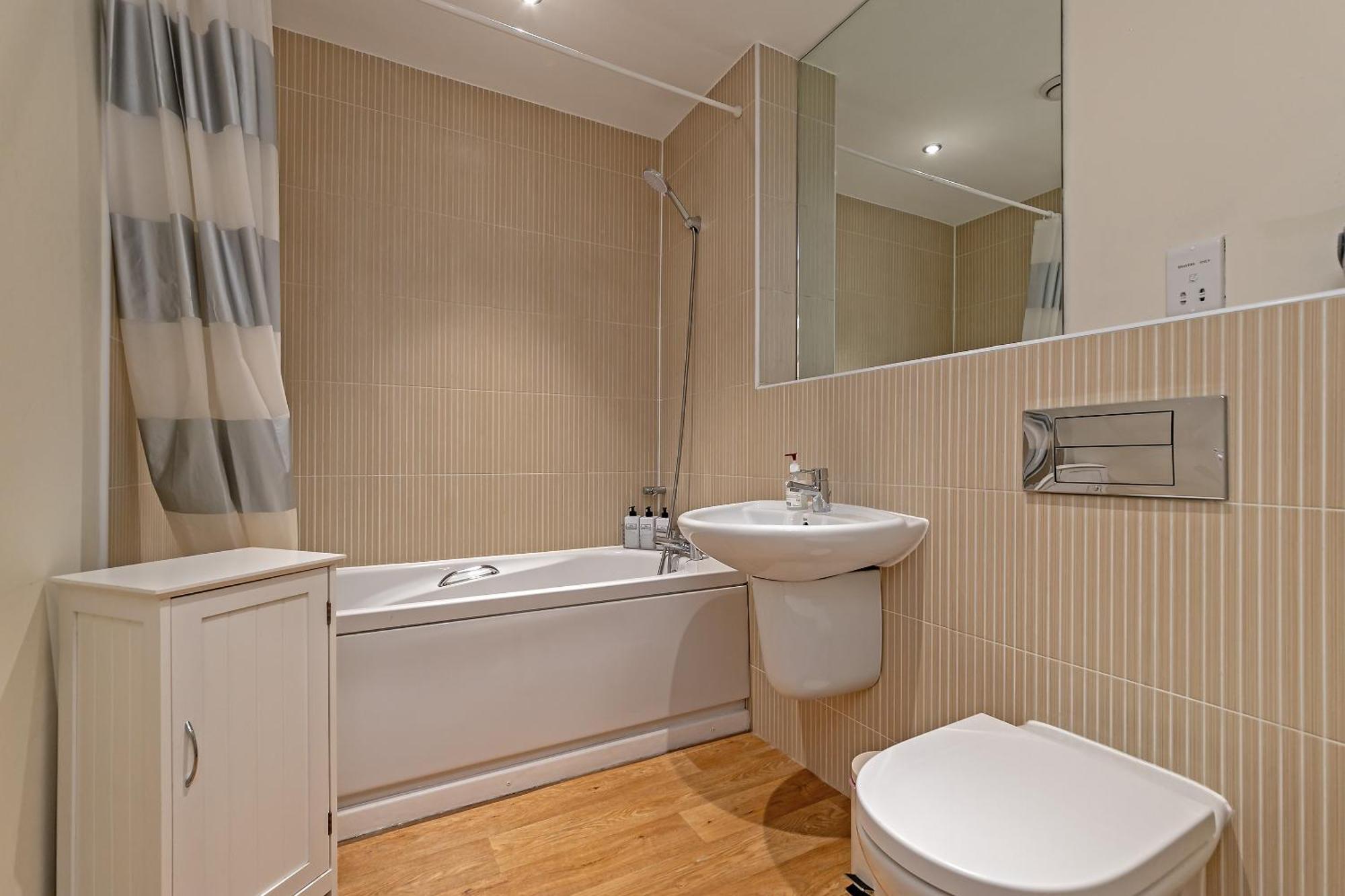 Apartment Urban Oasis: Stylish 2-bedroom With Patio Near City Centre Milton Keynes