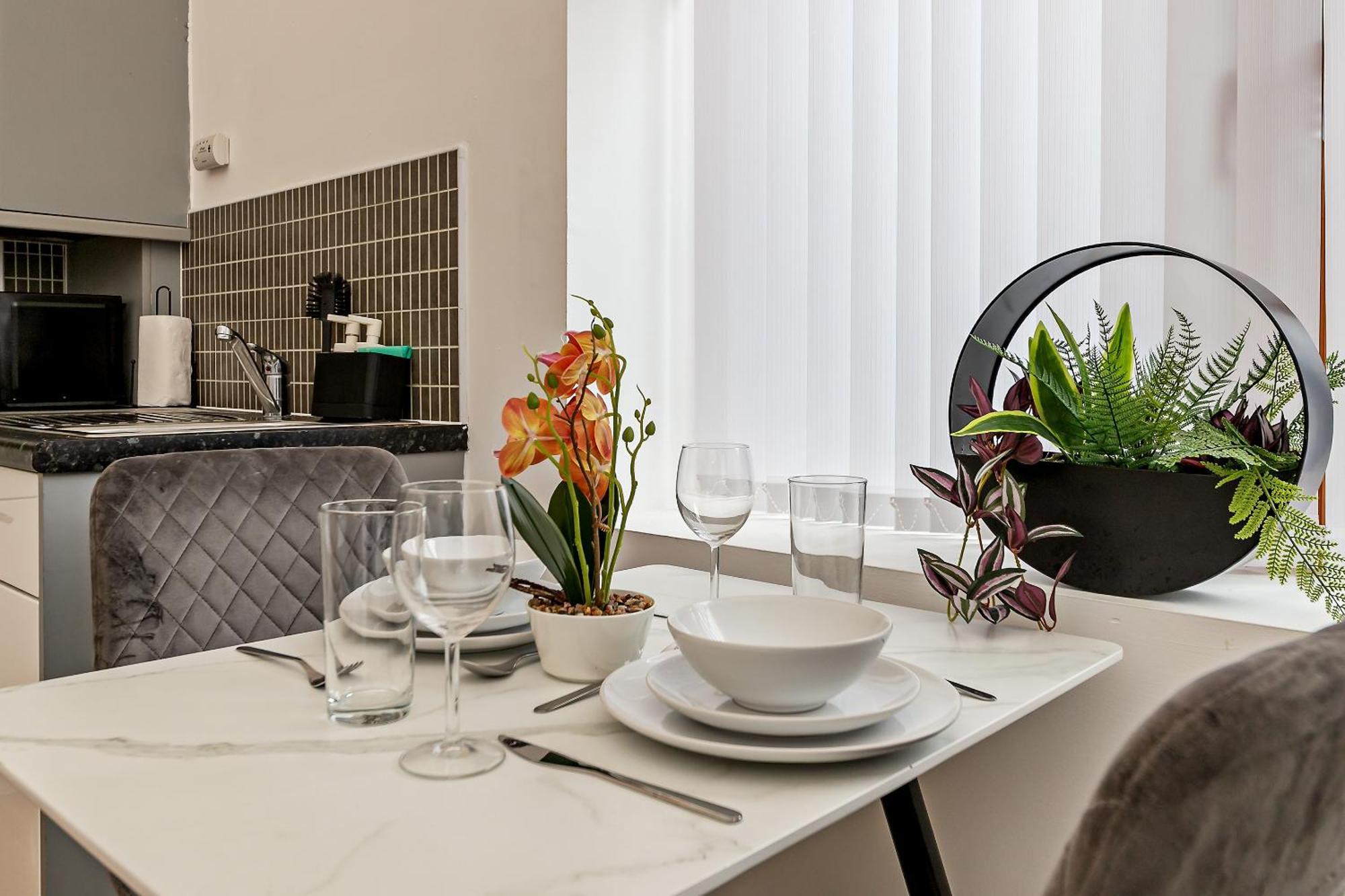 Apartment Urban Oasis: Stylish 2-bedroom With Patio Near City Centre *