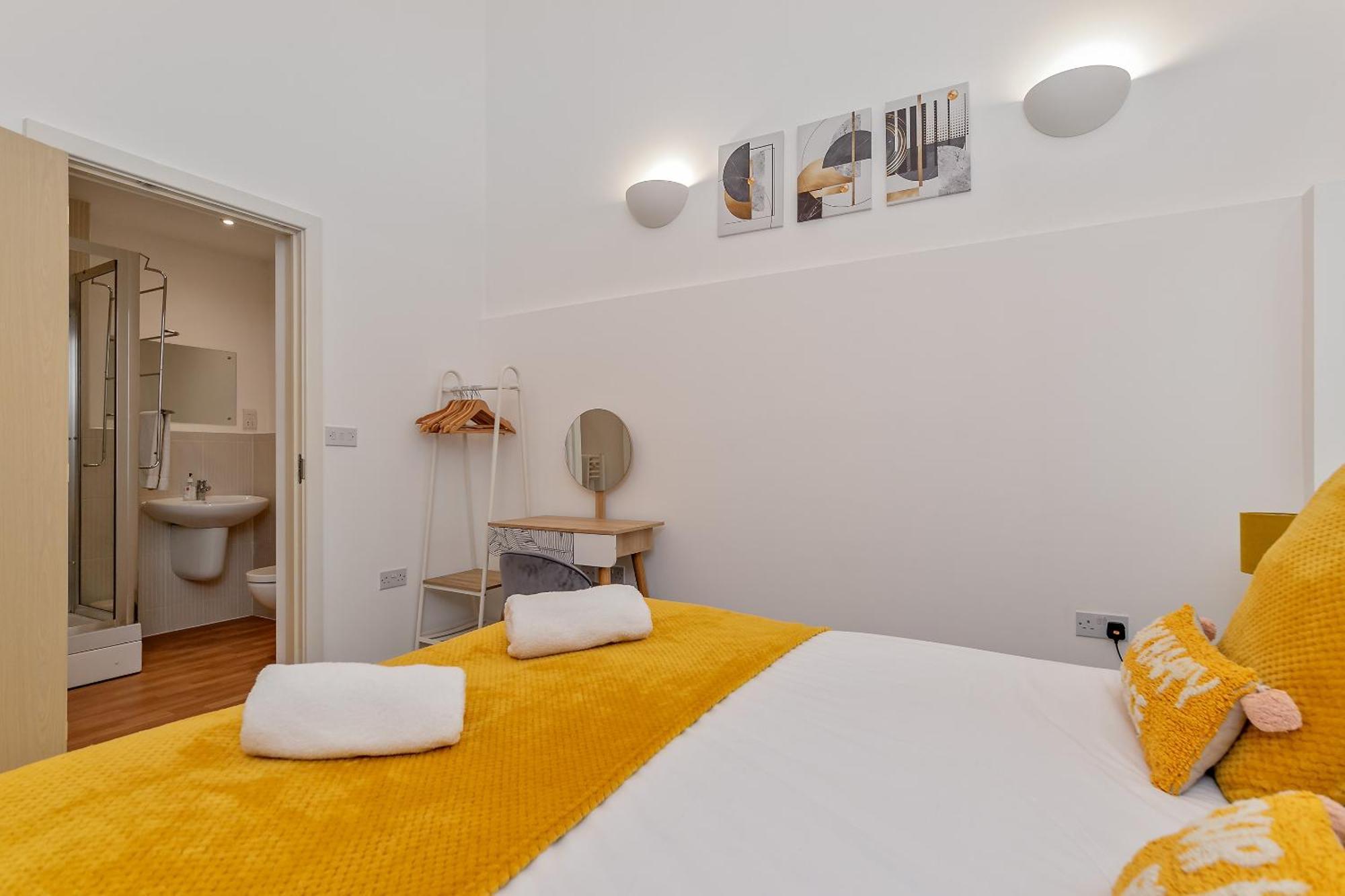 Urban Oasis: Stylish 2-bedroom With Patio Near City Centre Apartment *