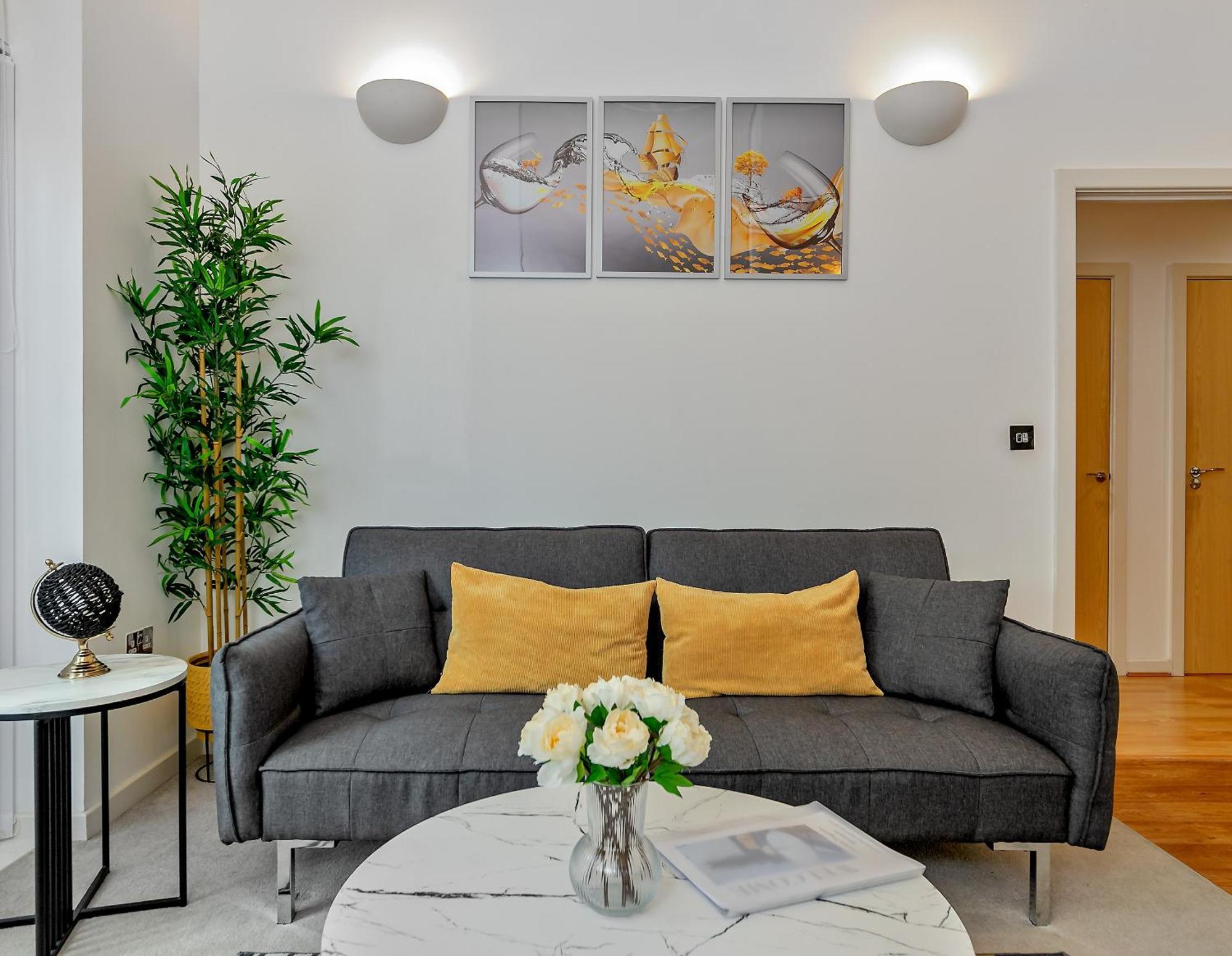 Urban Oasis: Stylish 2-bedroom With Patio Near City Centre Apartment Milton Keynes