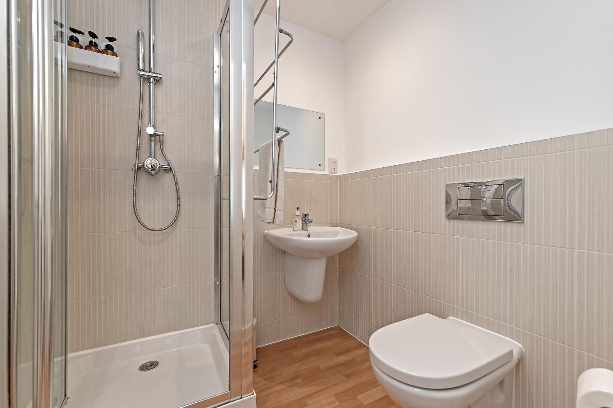 Urban Oasis: Stylish 2-bedroom With Patio Near City Centre Apartment