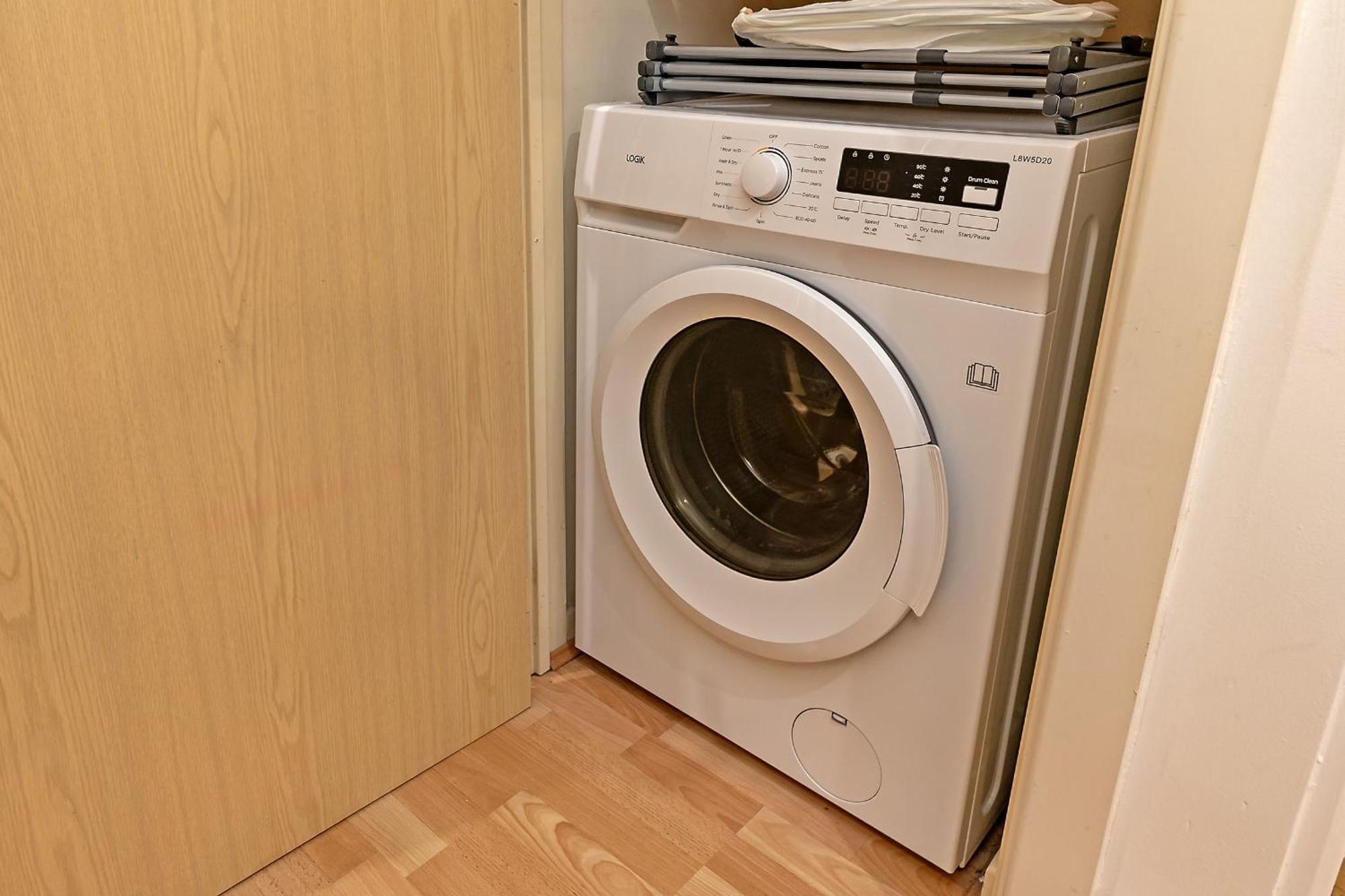 Urban Oasis: Stylish 2-bedroom With Patio Near City Centre *