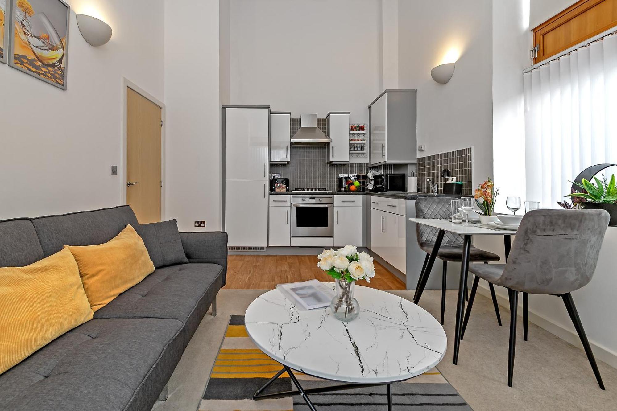Apartment Urban Oasis: Stylish 2-bedroom With Patio Near City Centre