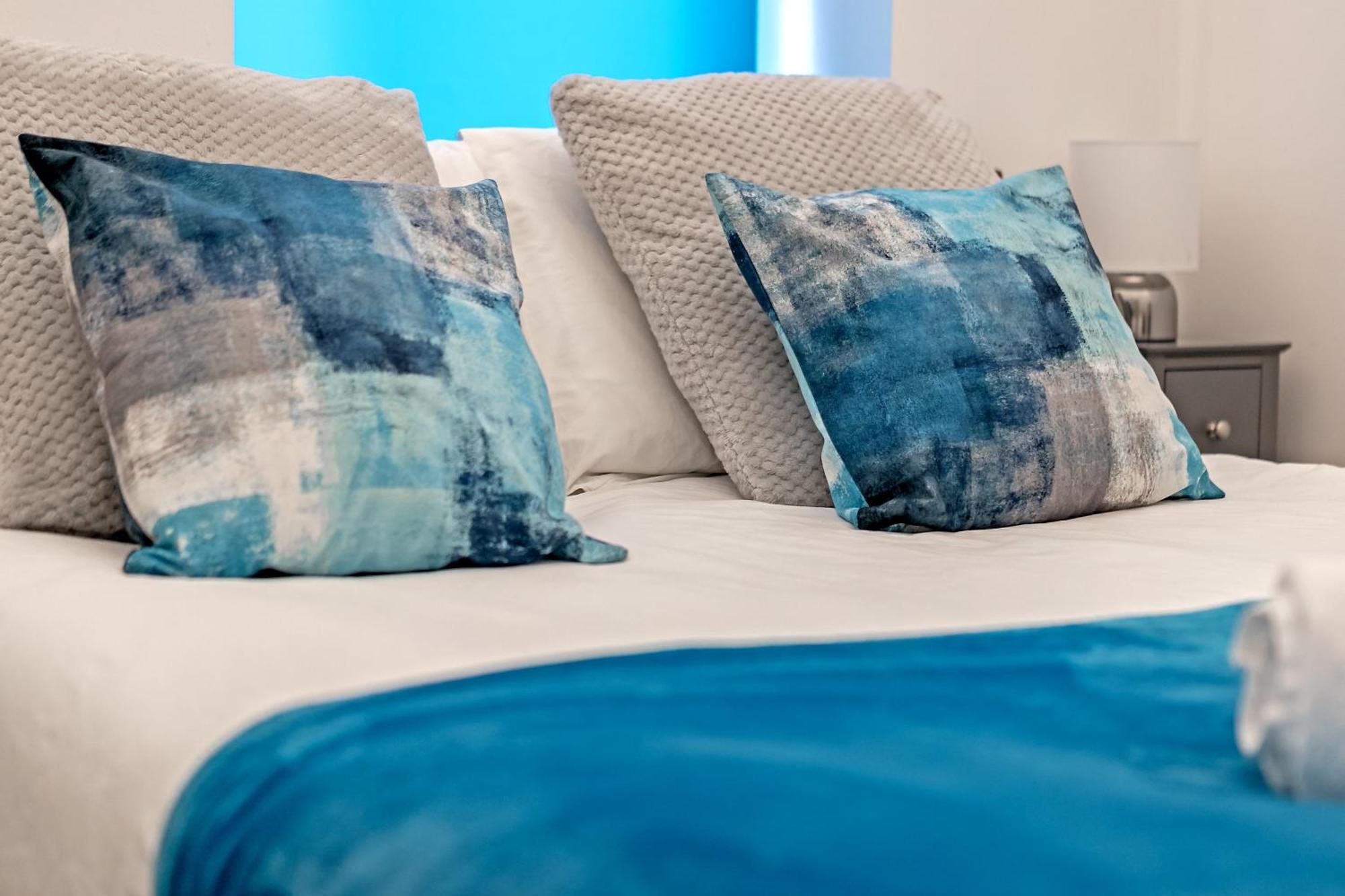 Urban Oasis: Stylish 2-bedroom With Patio Near City Centre Apartment