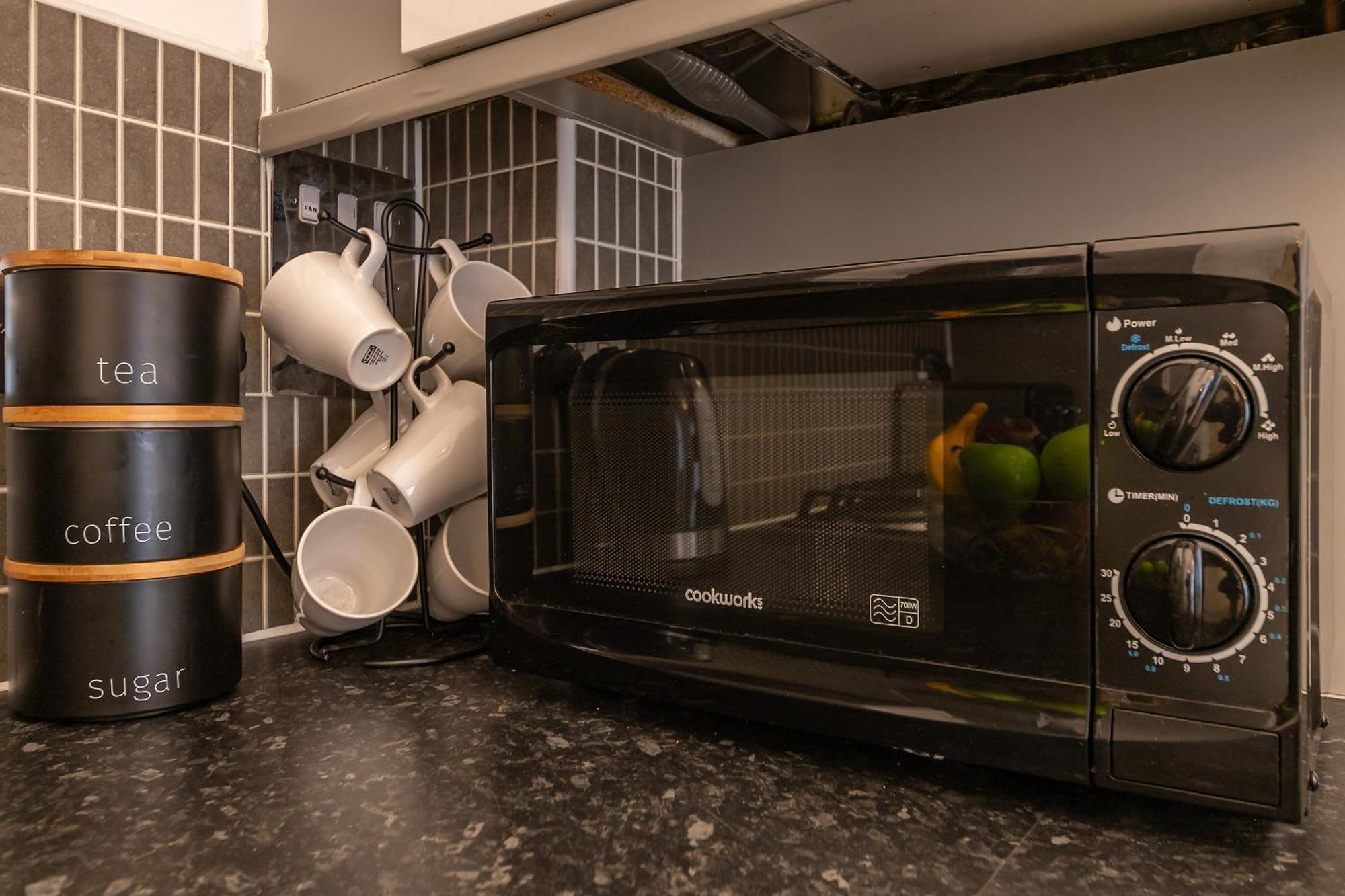 Apartment Urban Oasis: Stylish 2-bedroom With Patio Near City Centre *