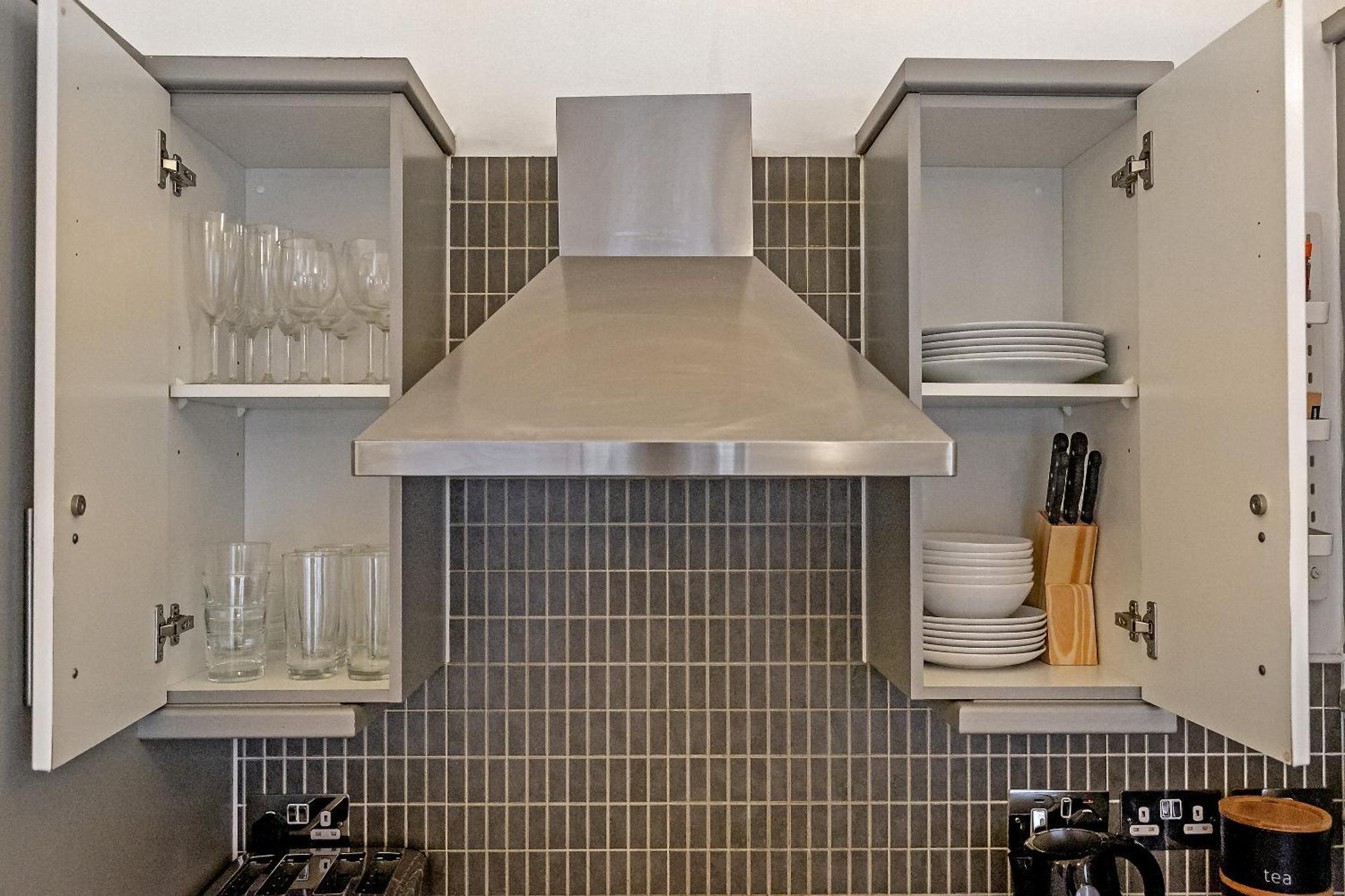 Apartment Urban Oasis: Stylish 2-bedroom With Patio Near City Centre