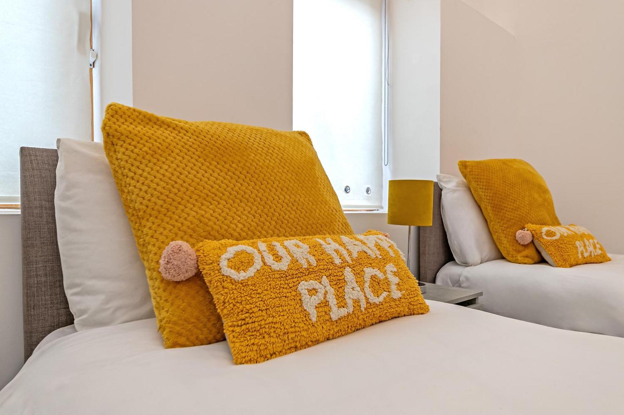 Urban Oasis: Stylish 2-bedroom With Patio Near City Centre Apartment Milton Keynes