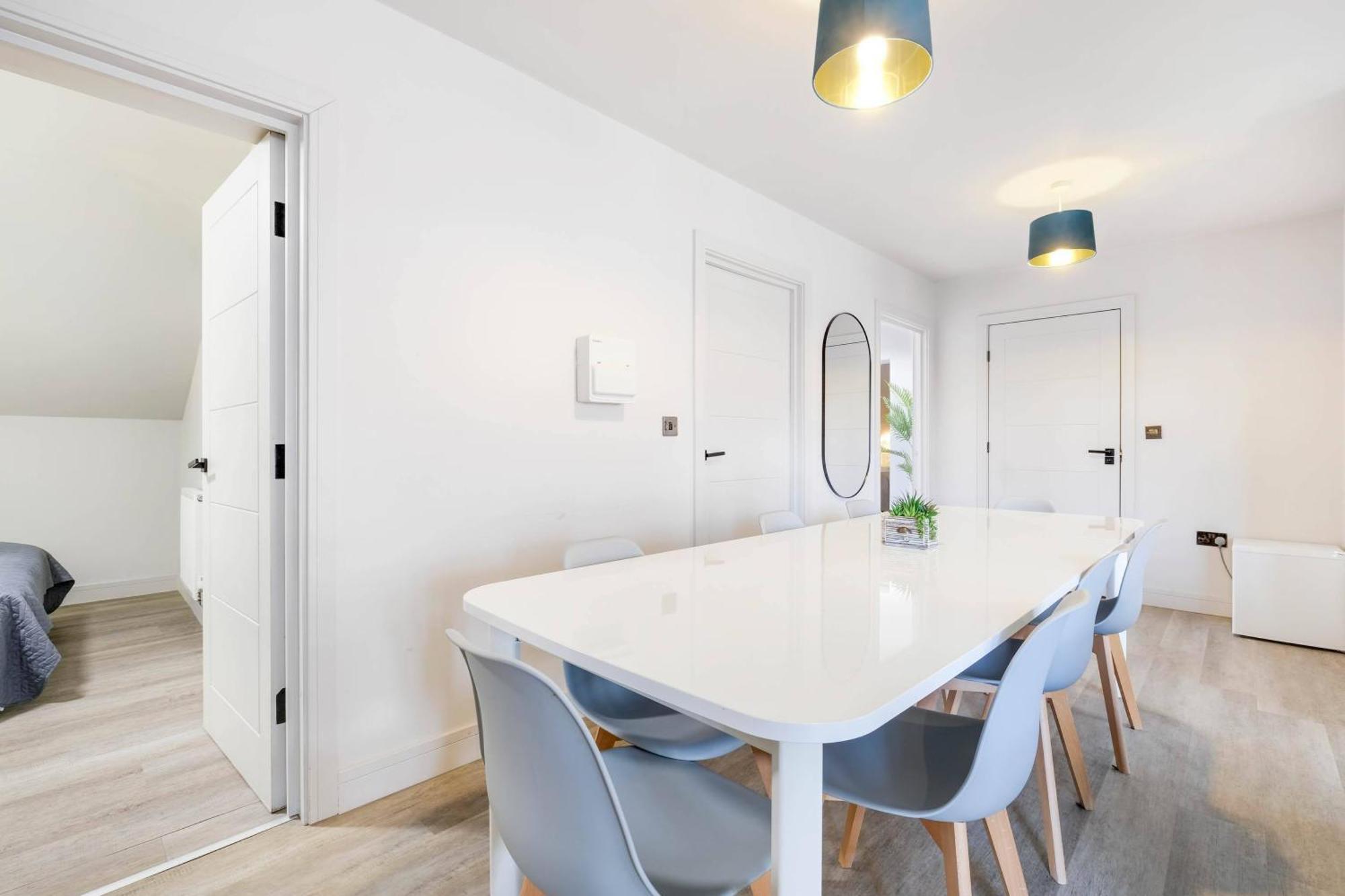 Apartment Infra Mews: Versatile For Extended *