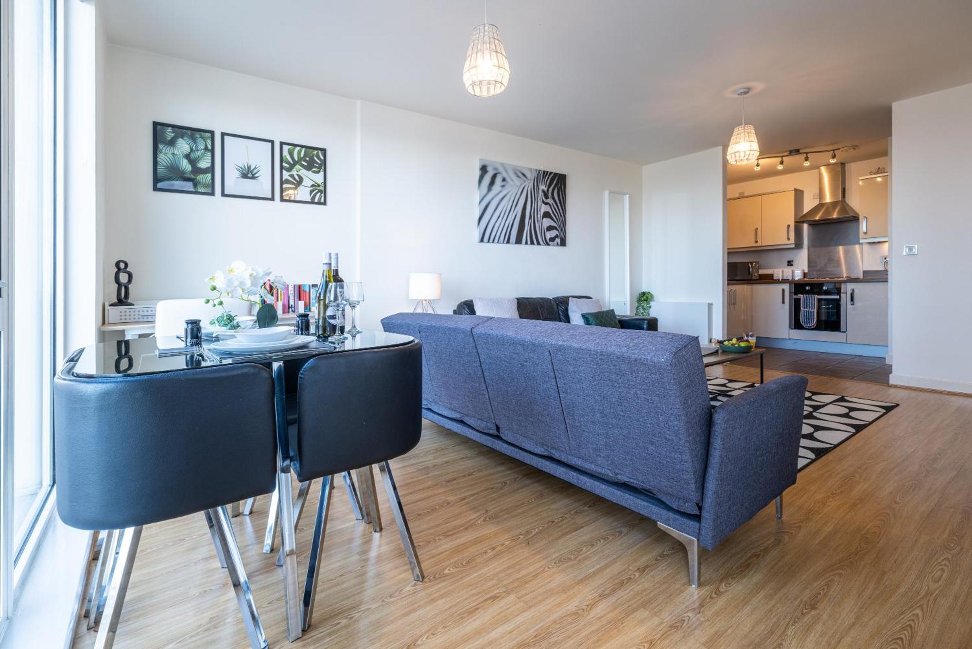 Brightleap Centre: Stylish Home-away With Smart Amenities Apartment *