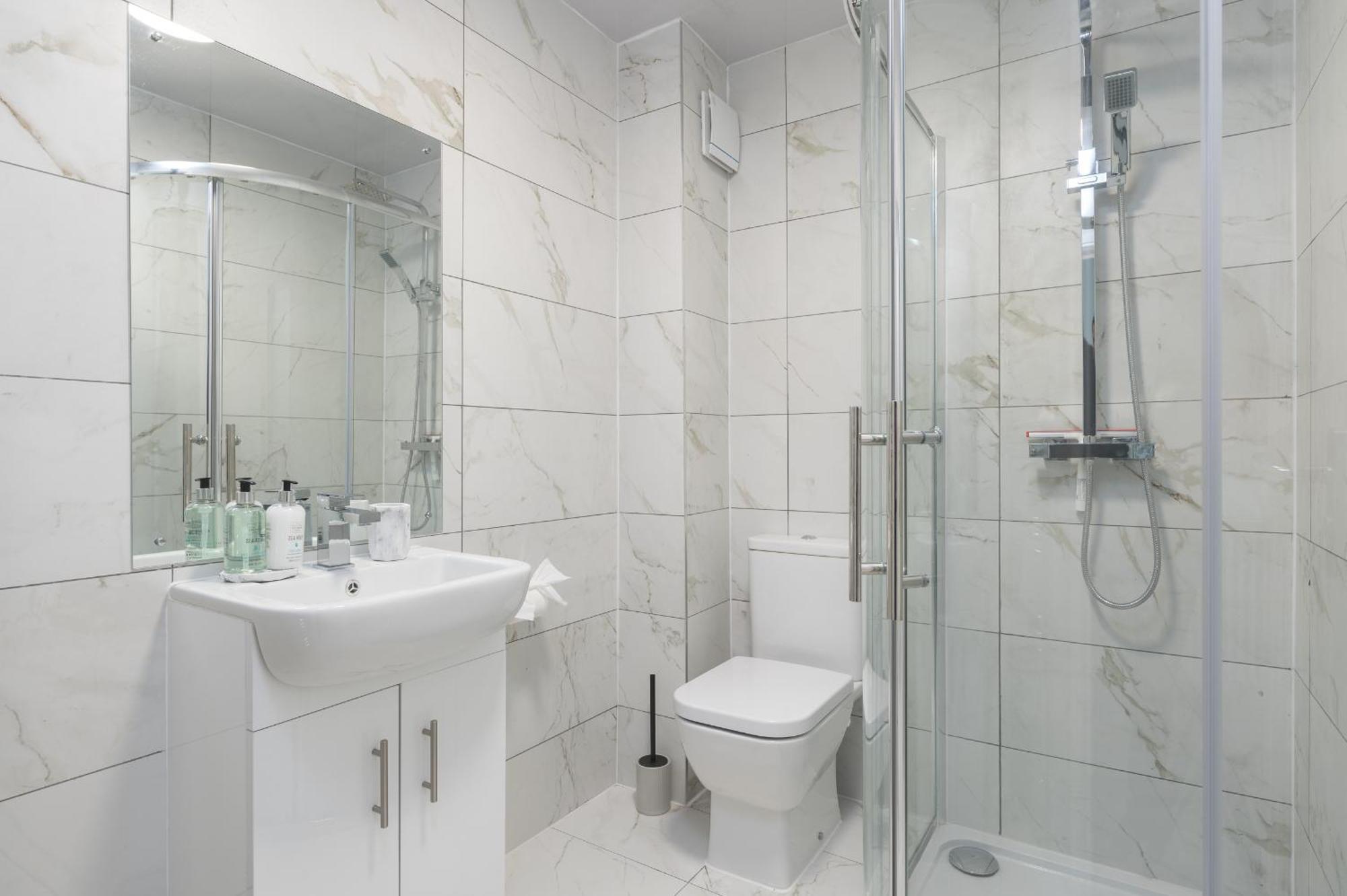 4bed Perfect For Contractors & Long By Valore Services