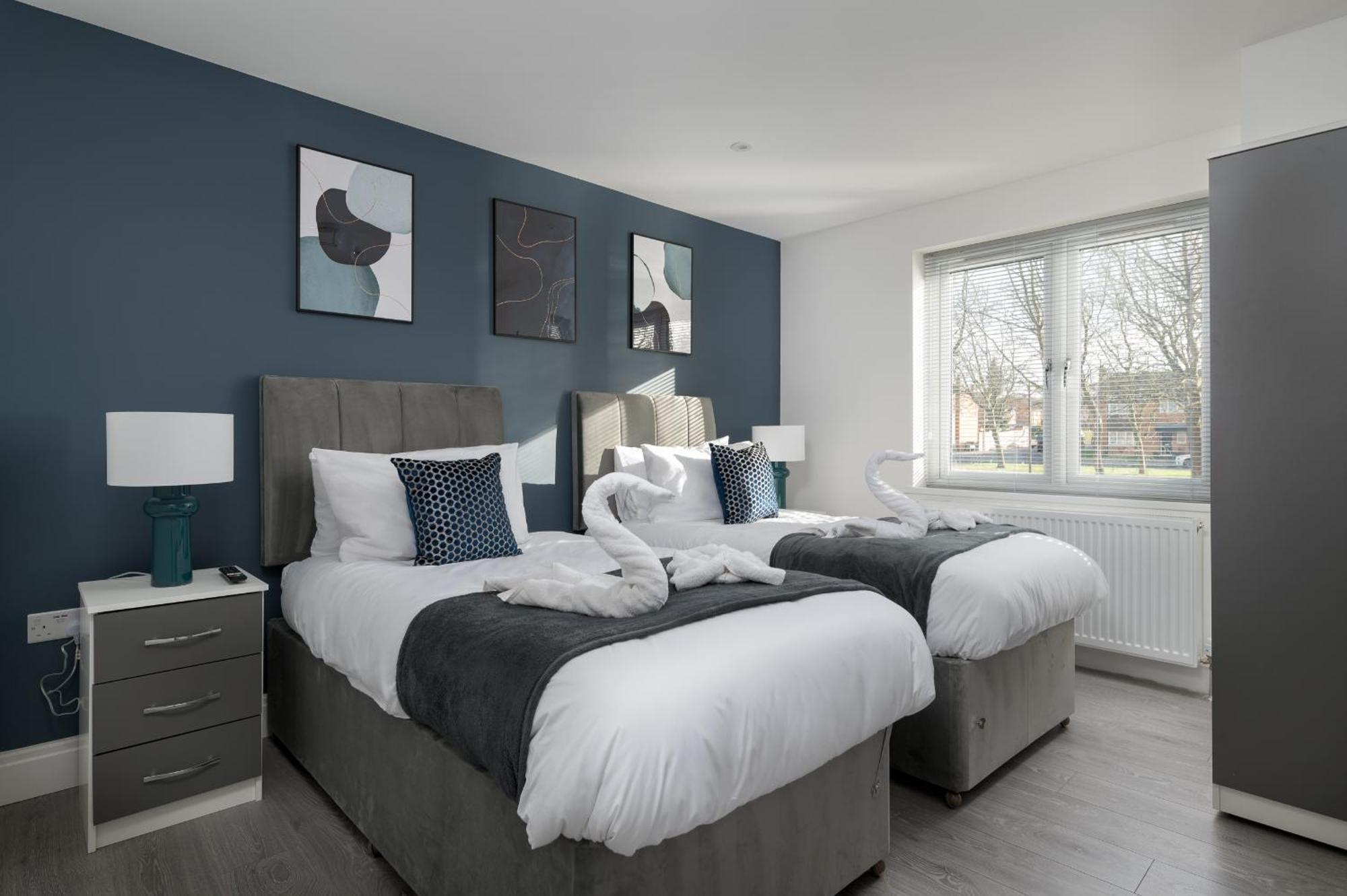 4bed Perfect For Contractors & Long By Valore Services Holiday home Milton Keynes