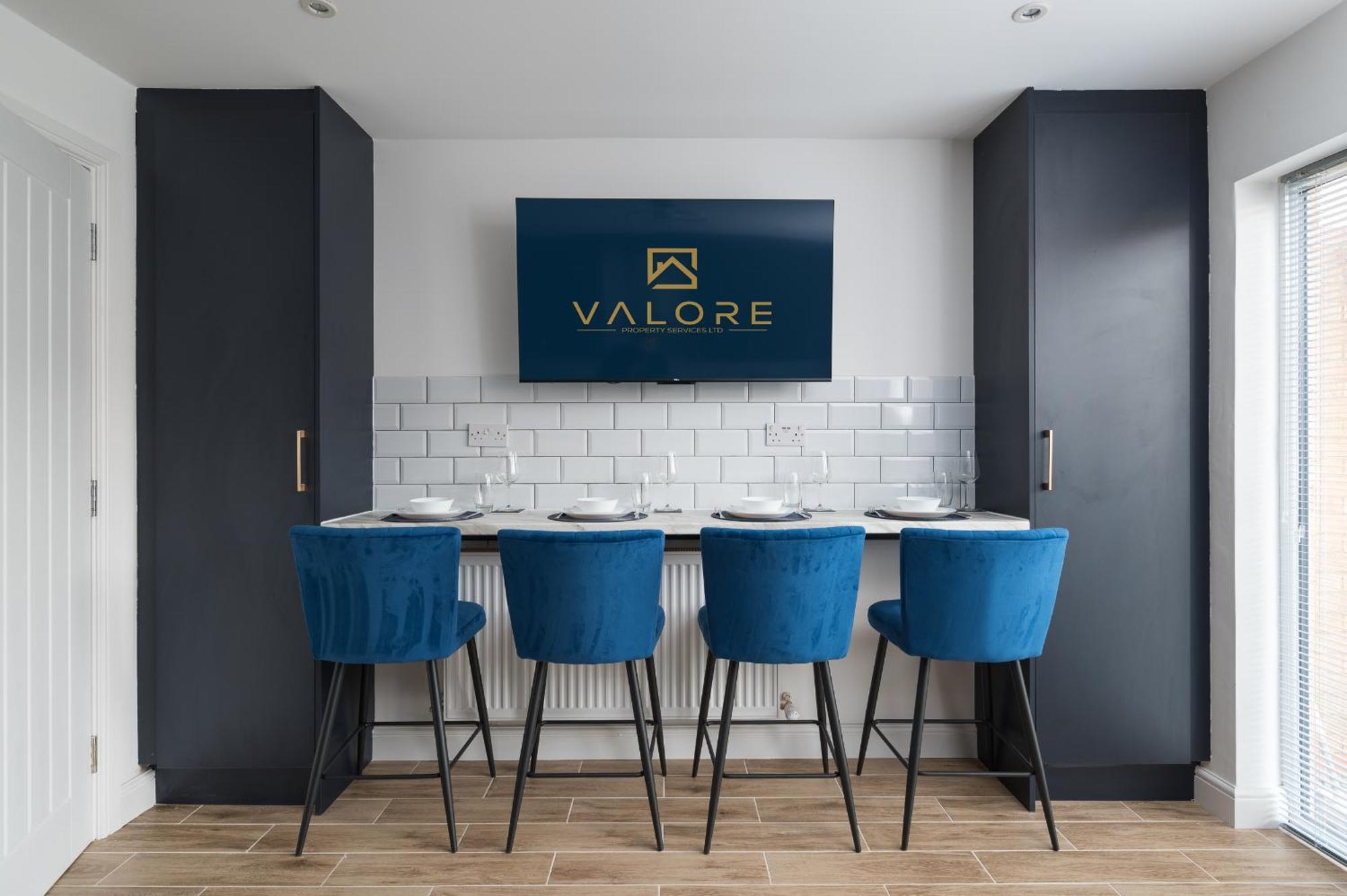 4bed Perfect For Contractors & Long By Valore Services Holiday home Milton Keynes