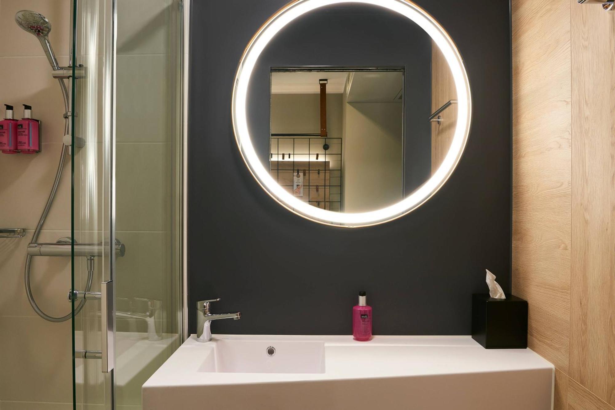 Moxy 3*