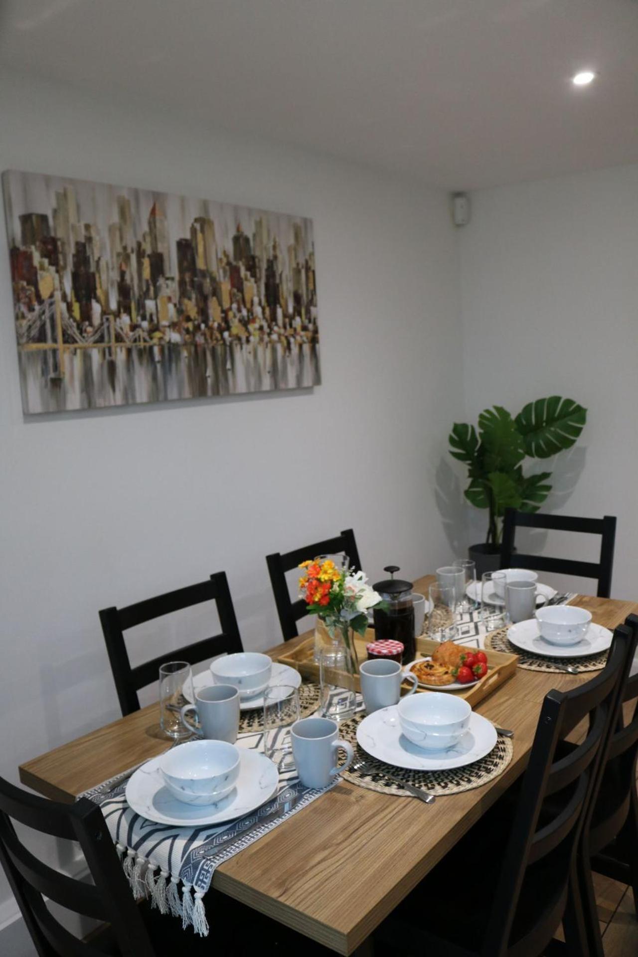 Stylish Townhouse-central Location-great Discoun S Homestay