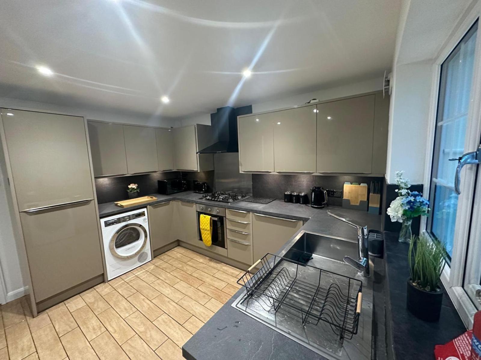 Homestay Stylish Townhouse-central Location-great Discoun S
