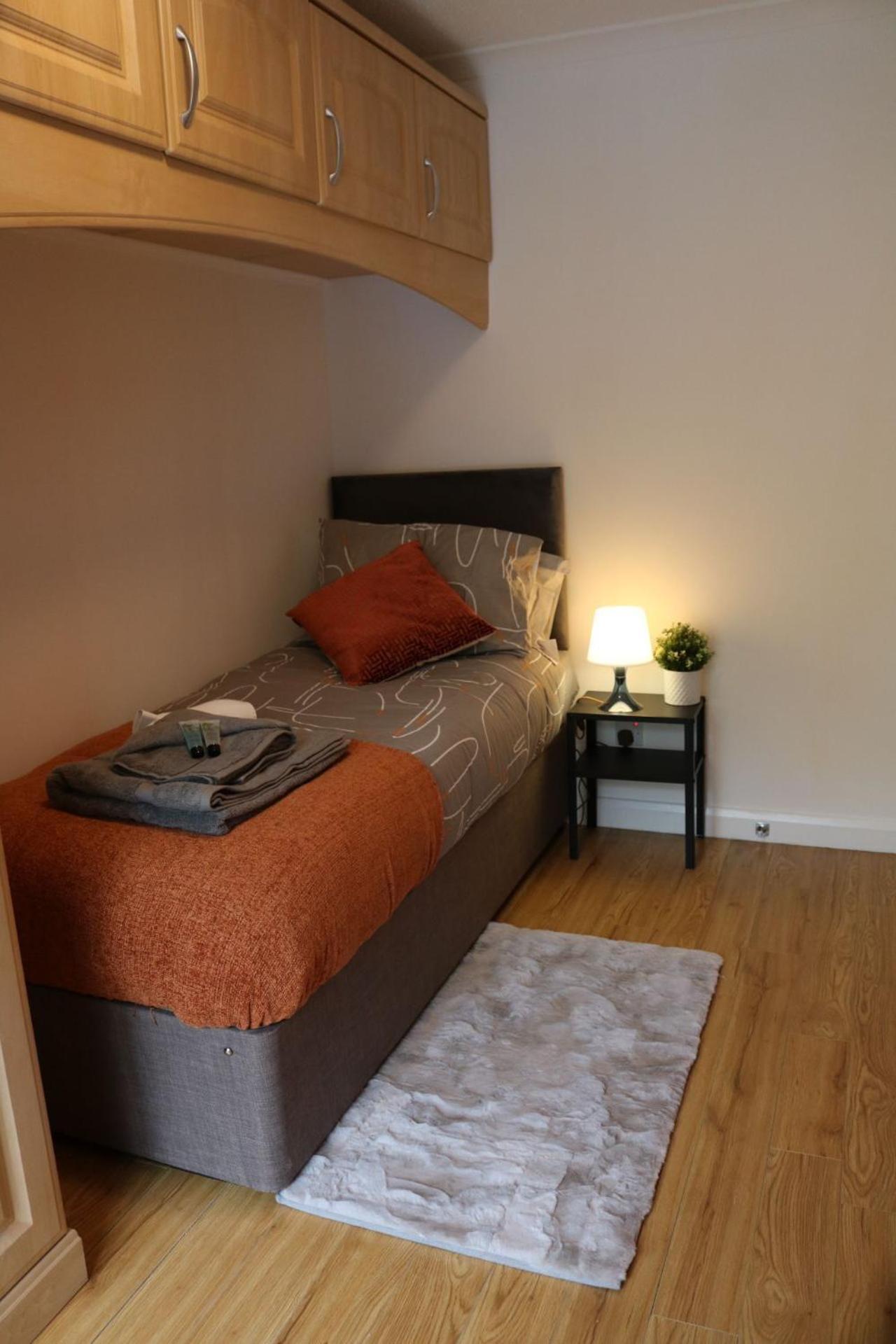 Stylish Townhouse-central Location-great Discoun S Homestay *