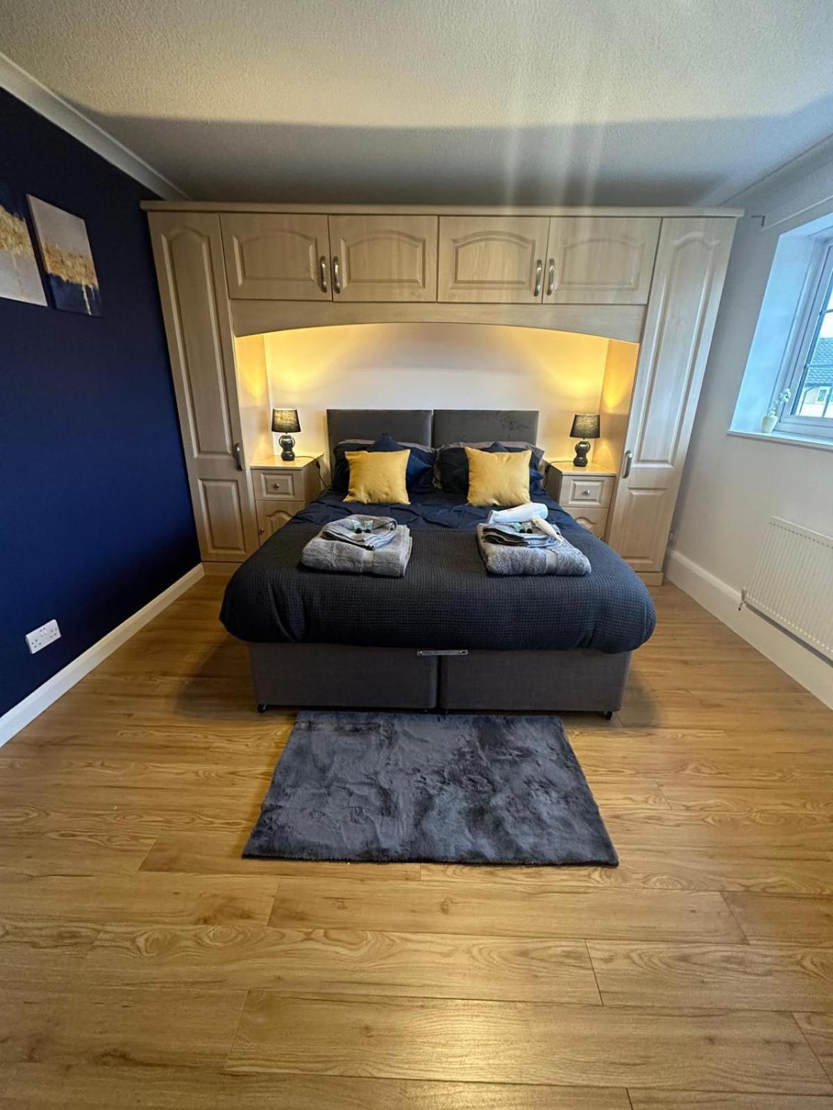 Stylish Townhouse-central Location-great Discoun S Homestay Milton Keynes
