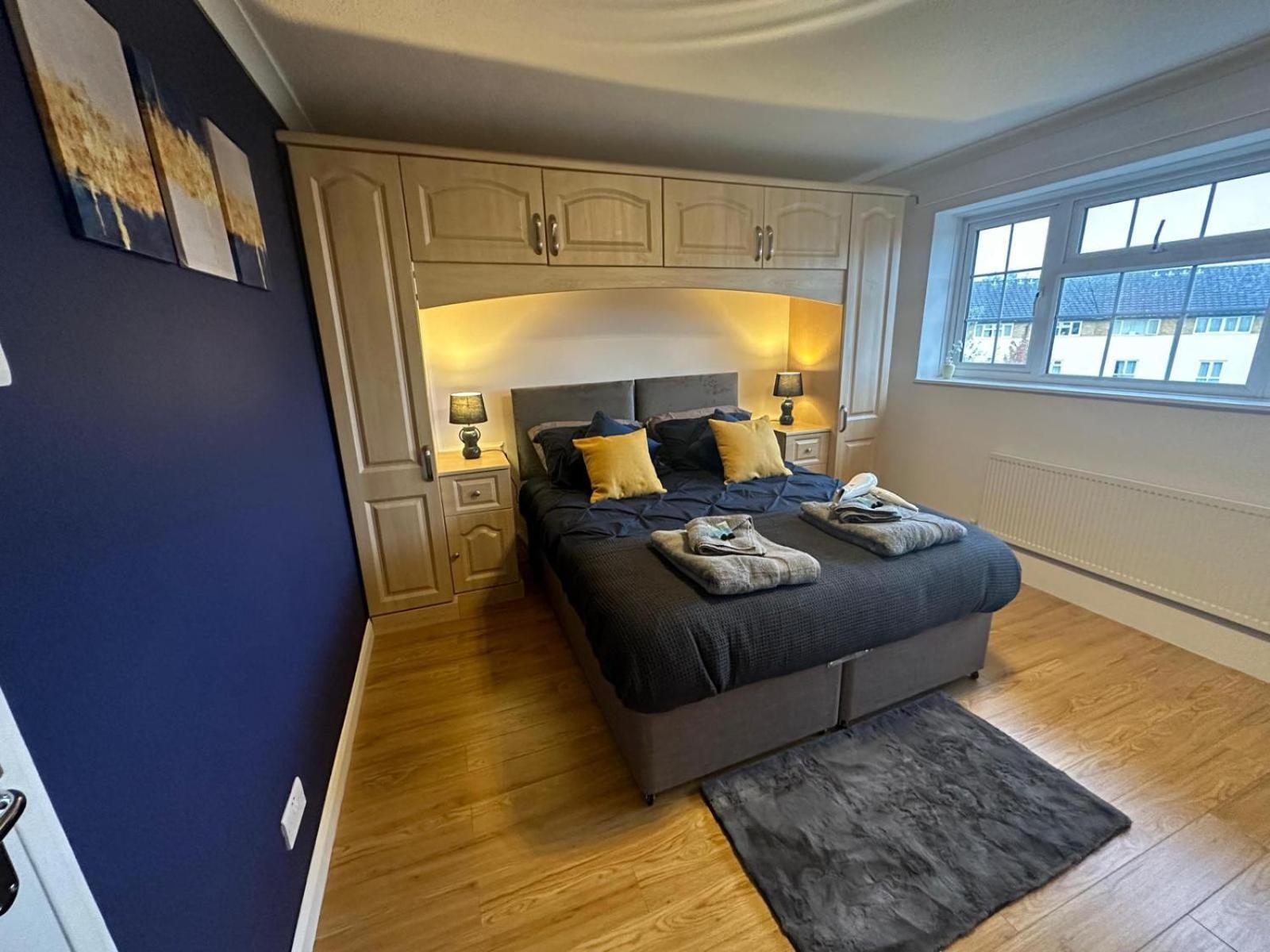 Stylish Townhouse-central Location-great Discoun S Milton Keynes