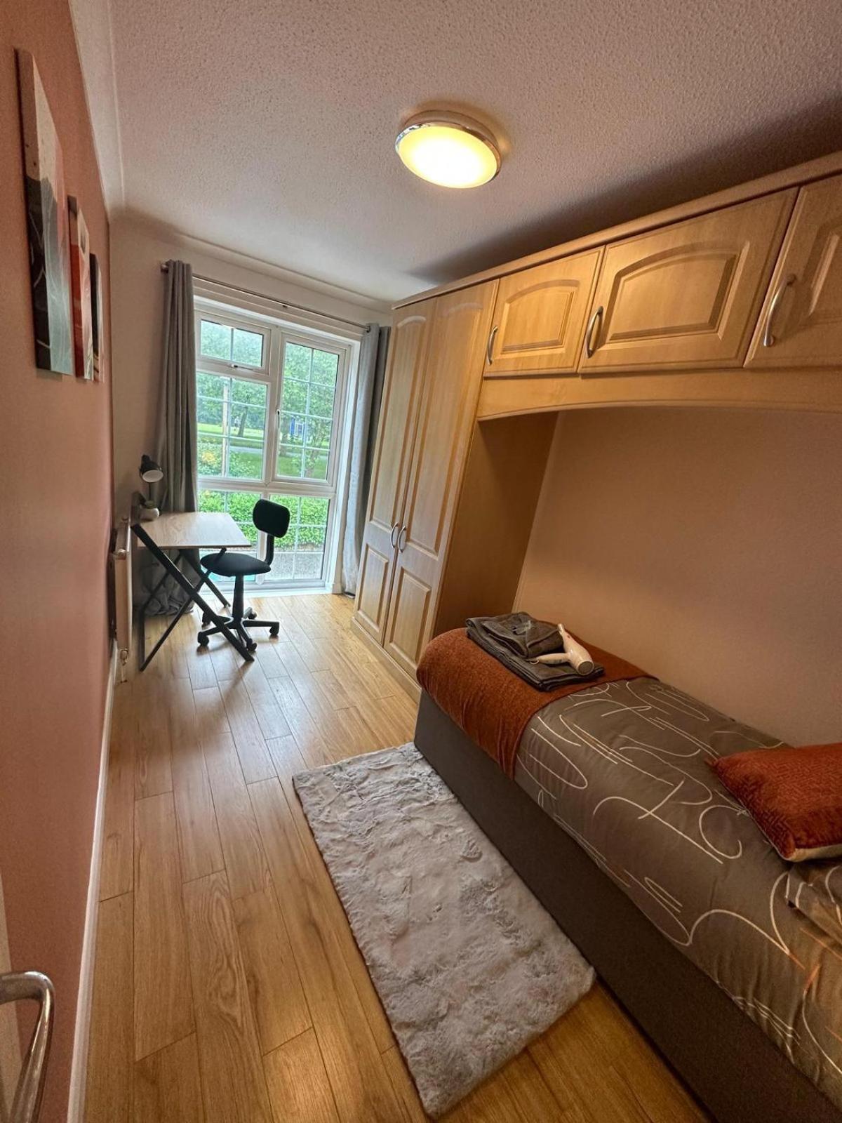 Stylish Townhouse-central Location-great Discoun S *