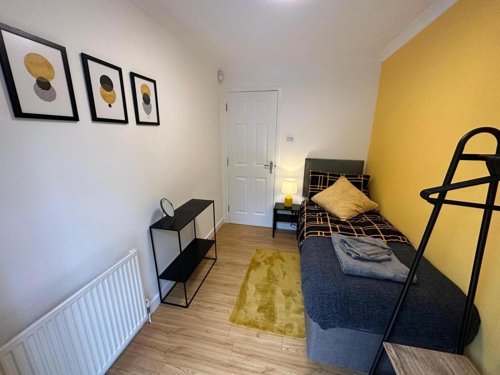 Stylish Townhouse-central Location-great Discoun S * Milton Keynes