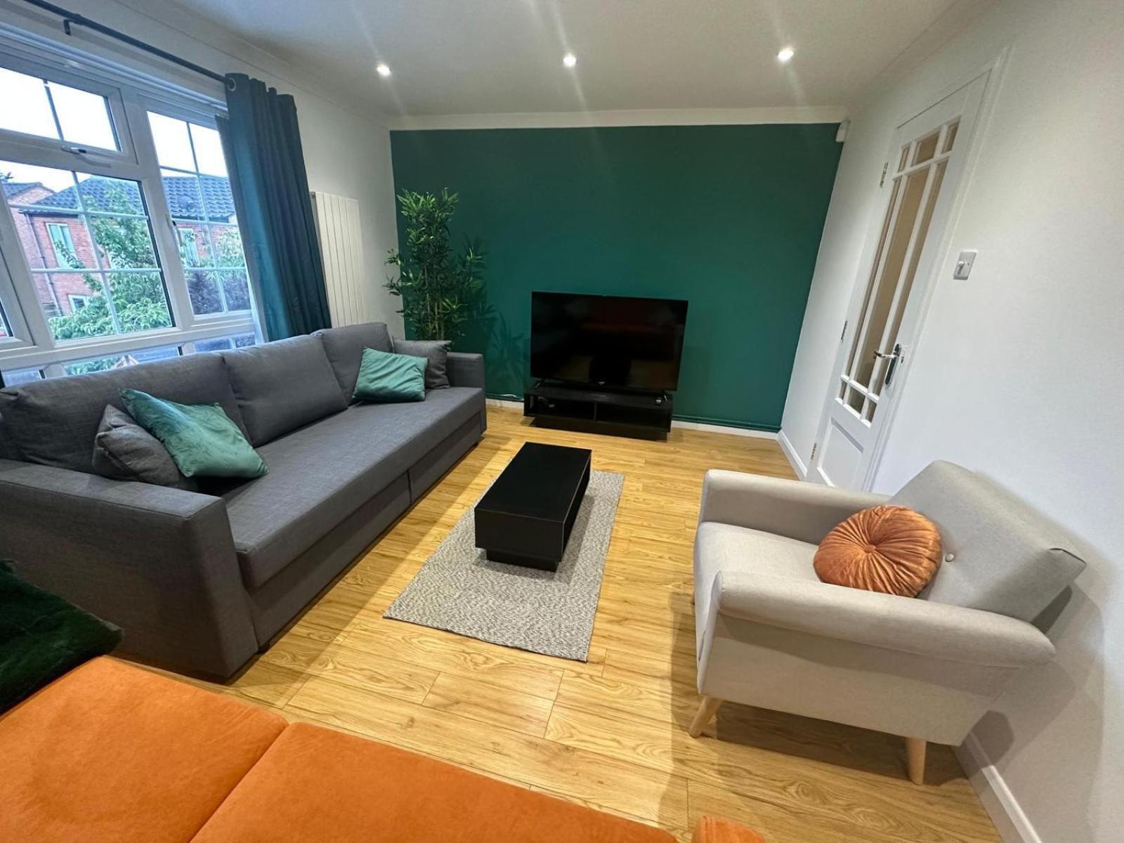 Stylish Townhouse-central Location-great Discoun S * Milton Keynes