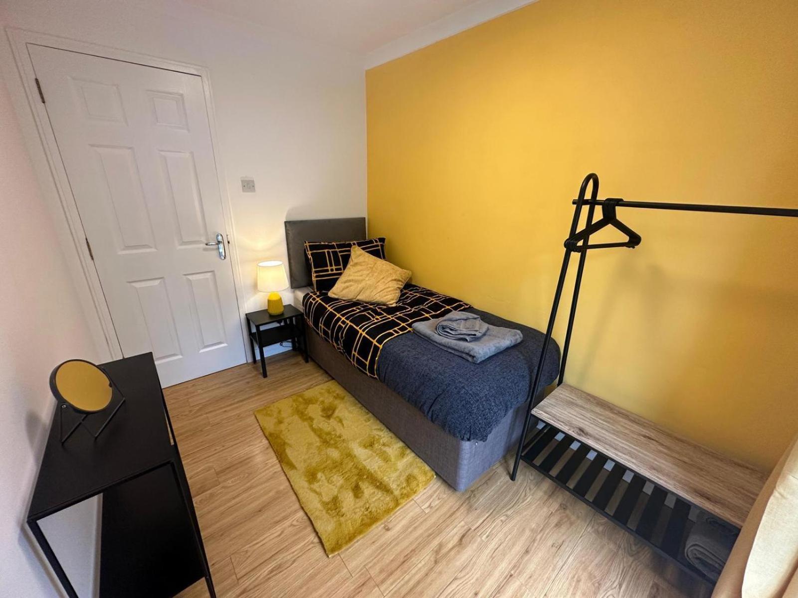 Stylish Townhouse-central Location-great Discoun S