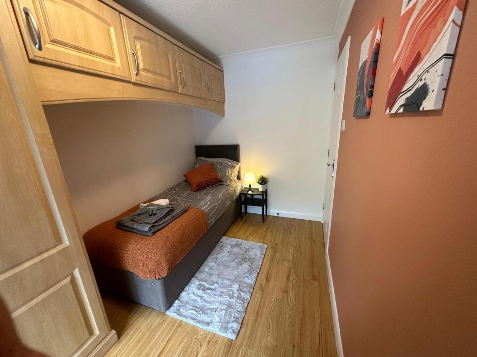 Stylish Townhouse-central Location-great Discoun S Milton Keynes