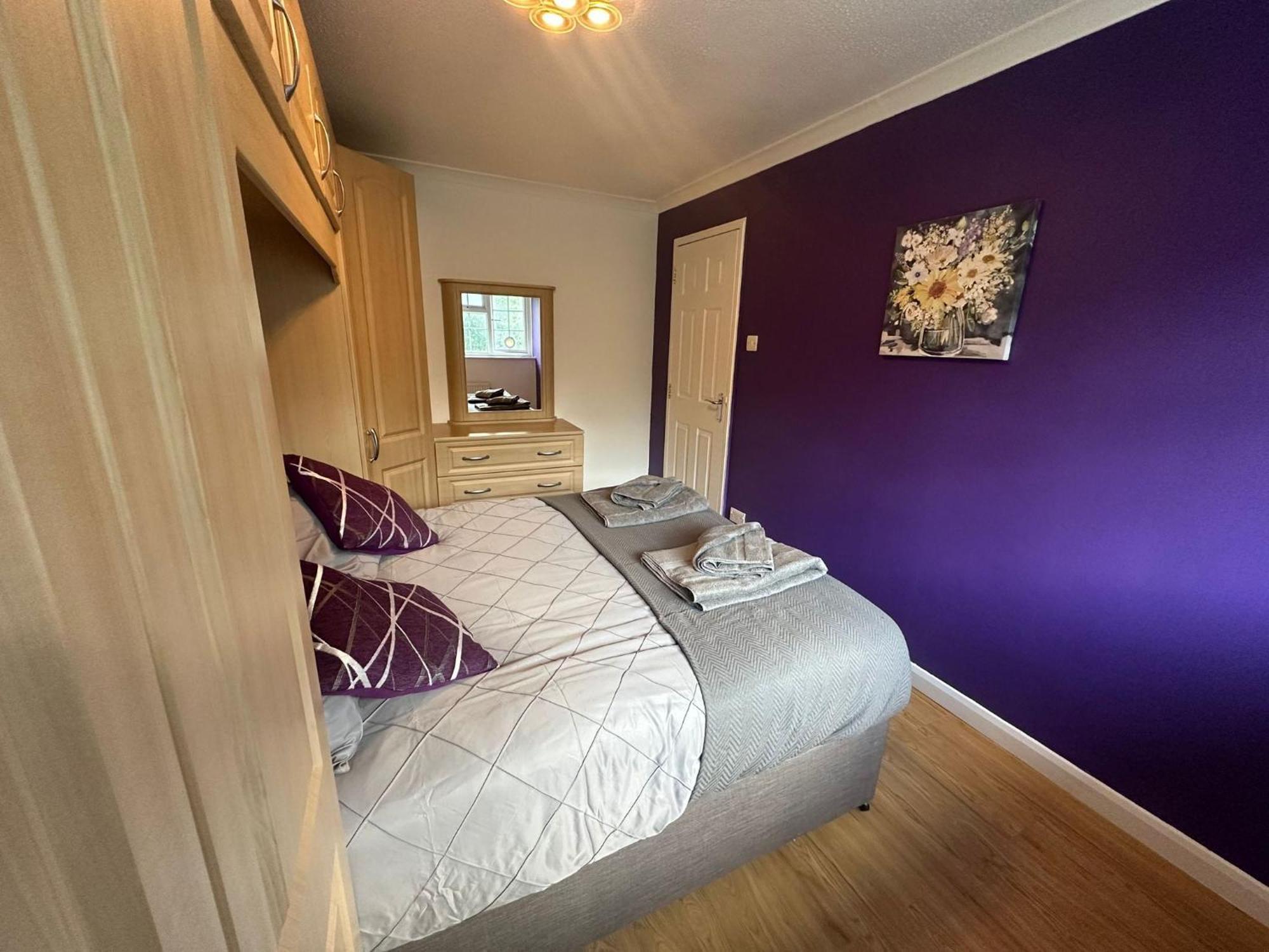 Stylish Townhouse-central Location-great Discoun S Milton Keynes