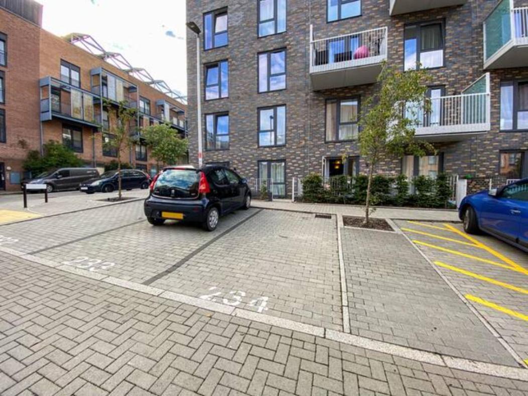 Luxury Campbell Park Apartments: Mk Balcony Apartment Milton Keynes